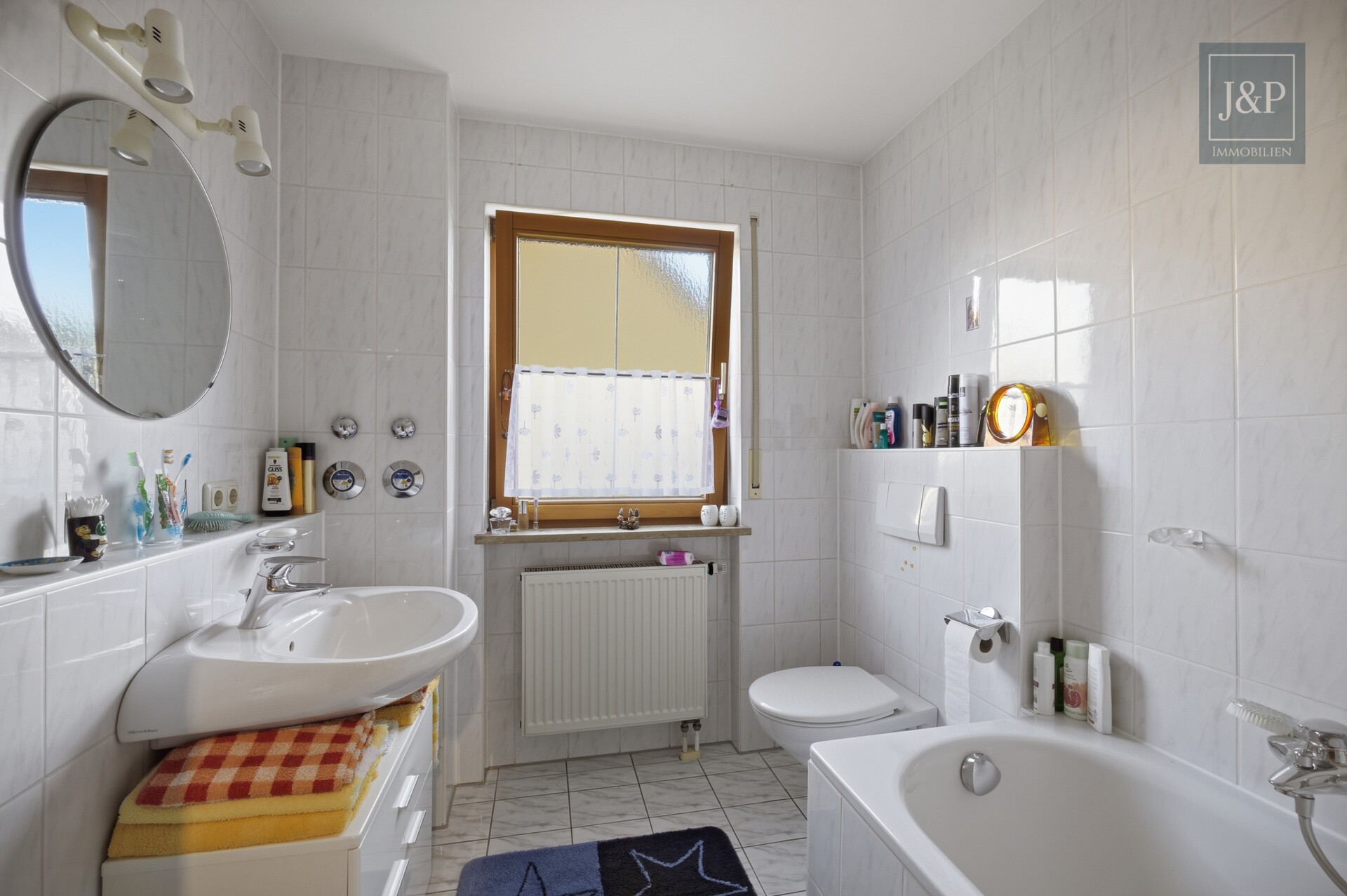 Gepflegte Erdgeschosswohnung mit Terrasse, Einbauküche & Carport-Stellplatz - Bad