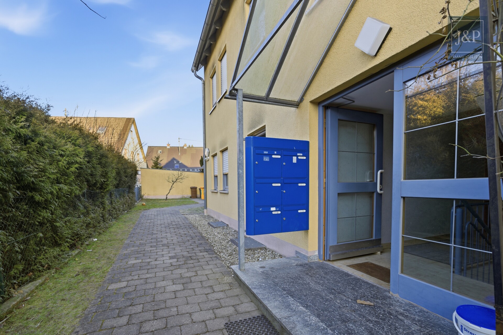 Gepflegte Erdgeschosswohnung mit Terrasse, Einbauküche & Carport-Stellplatz - Eingangsbereich Außen