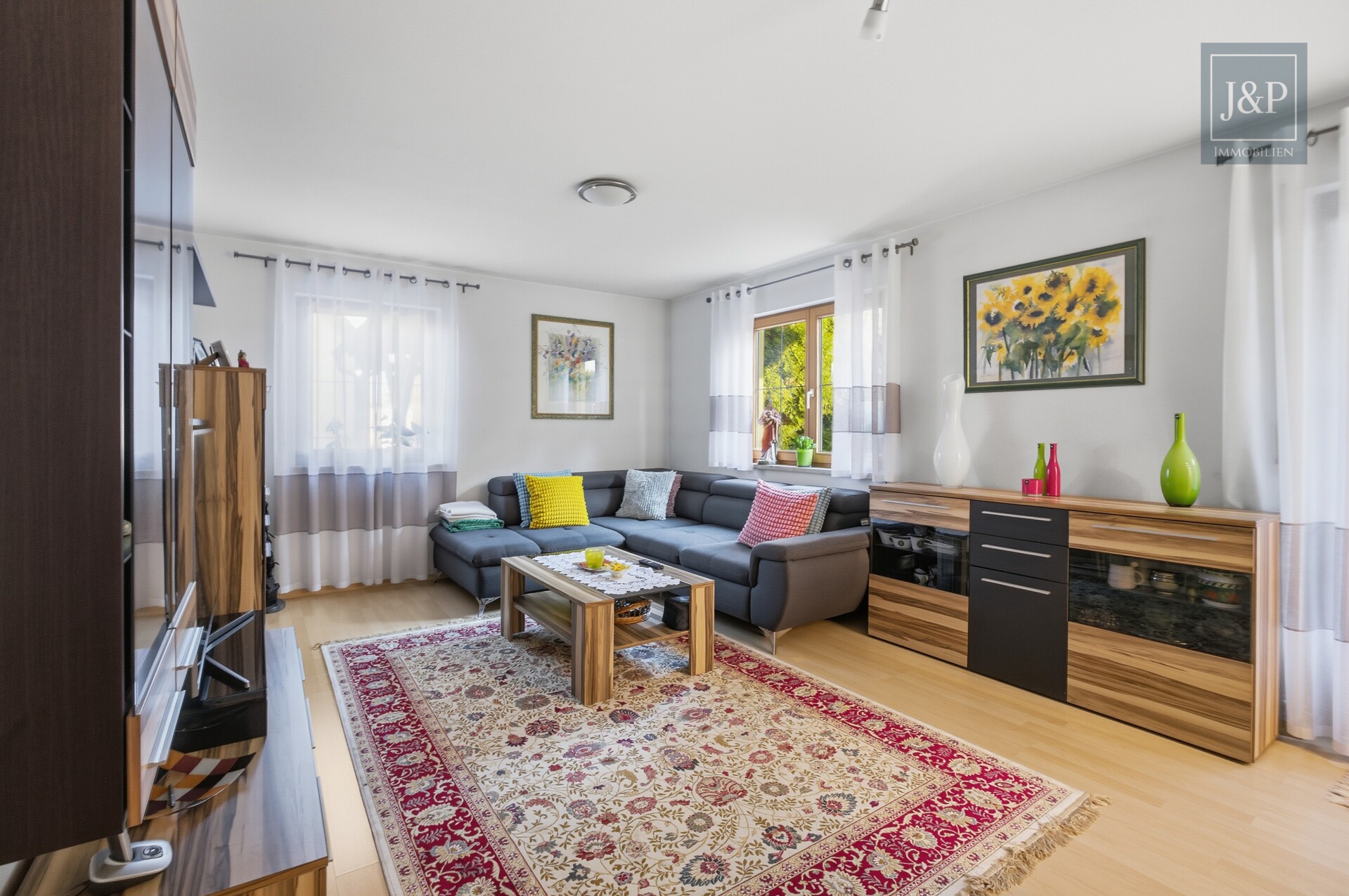 Gepflegte Erdgeschosswohnung mit Terrasse, Einbauküche & Carport-Stellplatz - Wohn- und Esszimmer