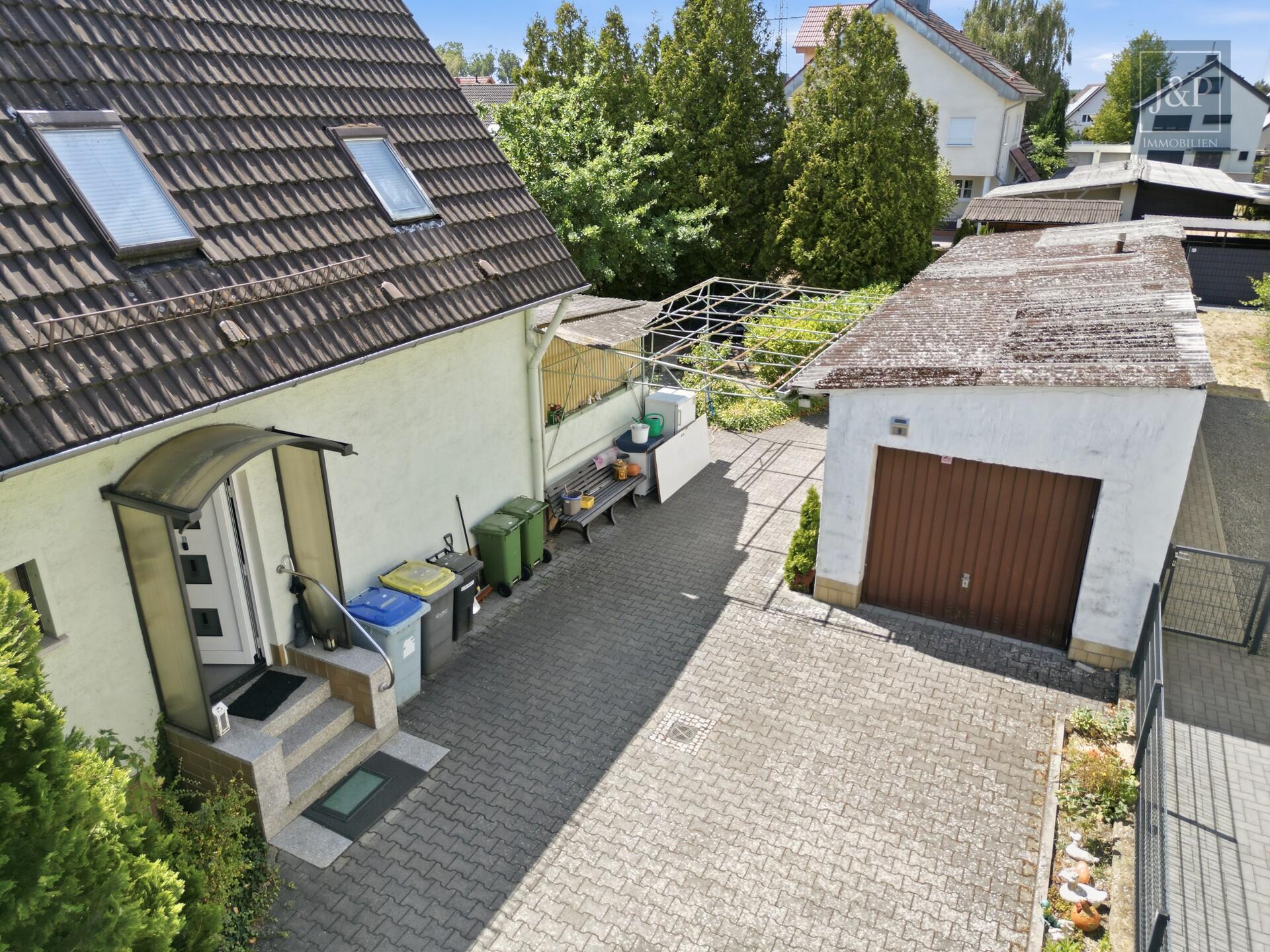 Großzügiges Baugrundstück mit Entwicklungspotenzial in Rodgau-Jügesheim - Hof / Garagenzufahrt