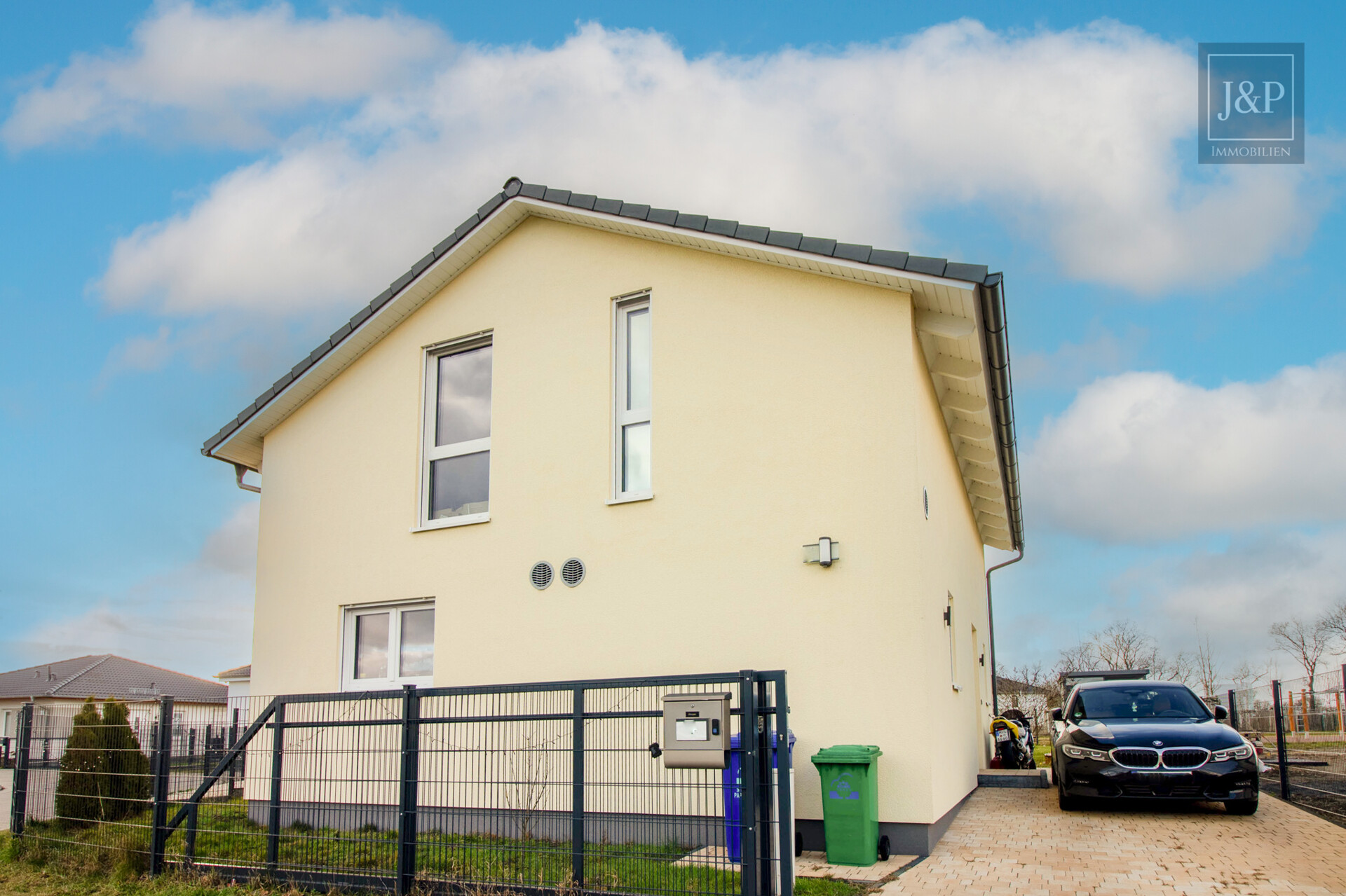 Energieeffizientes Wohnhaus in Schulzendorf mit Photovoltaikanlage und moderner Heiztechnik - Außenansicht