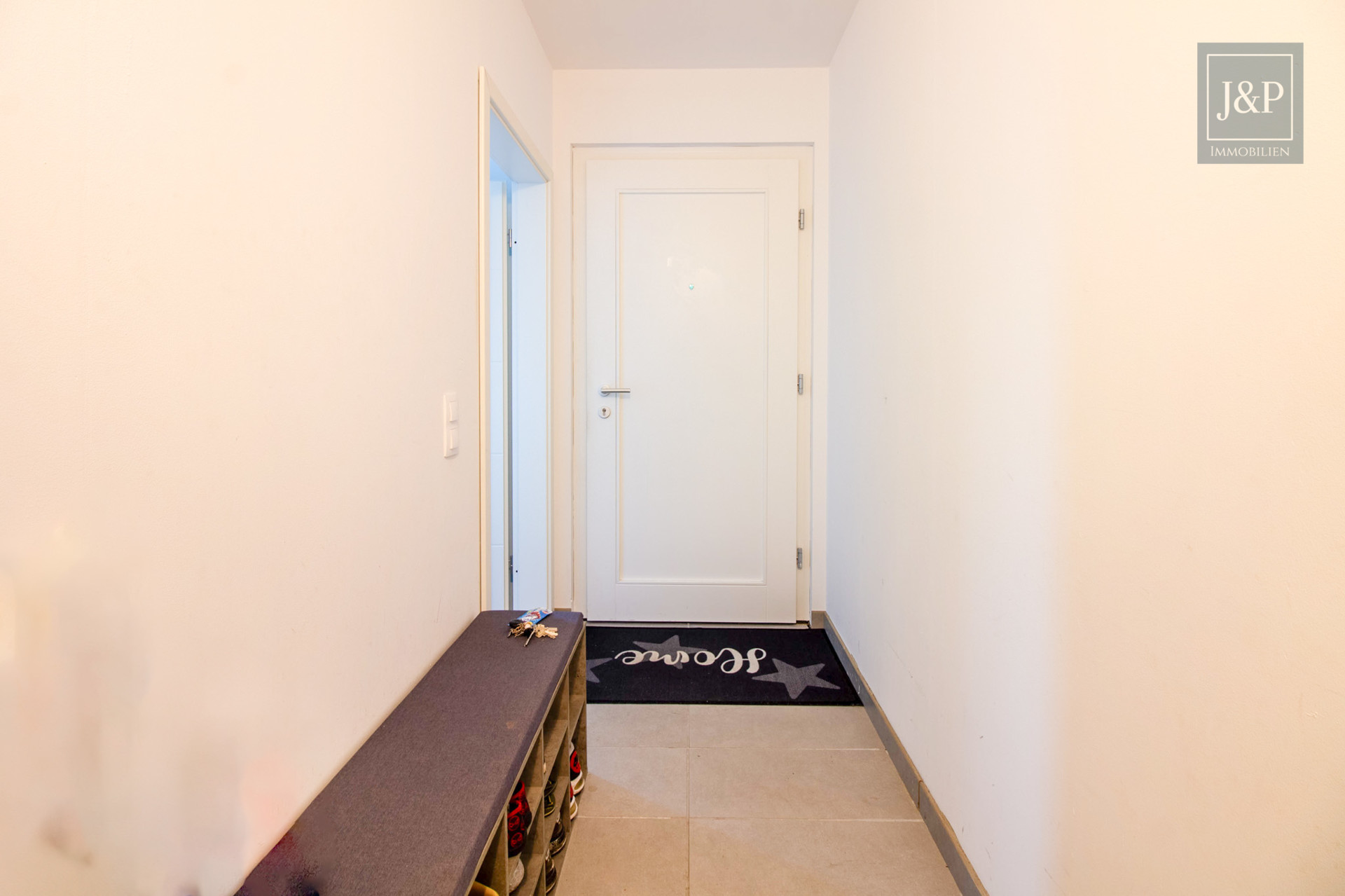 Energieeffizientes Wohnhaus in Schulzendorf mit Photovoltaikanlage und moderner Heiztechnik - Eingangsbereich