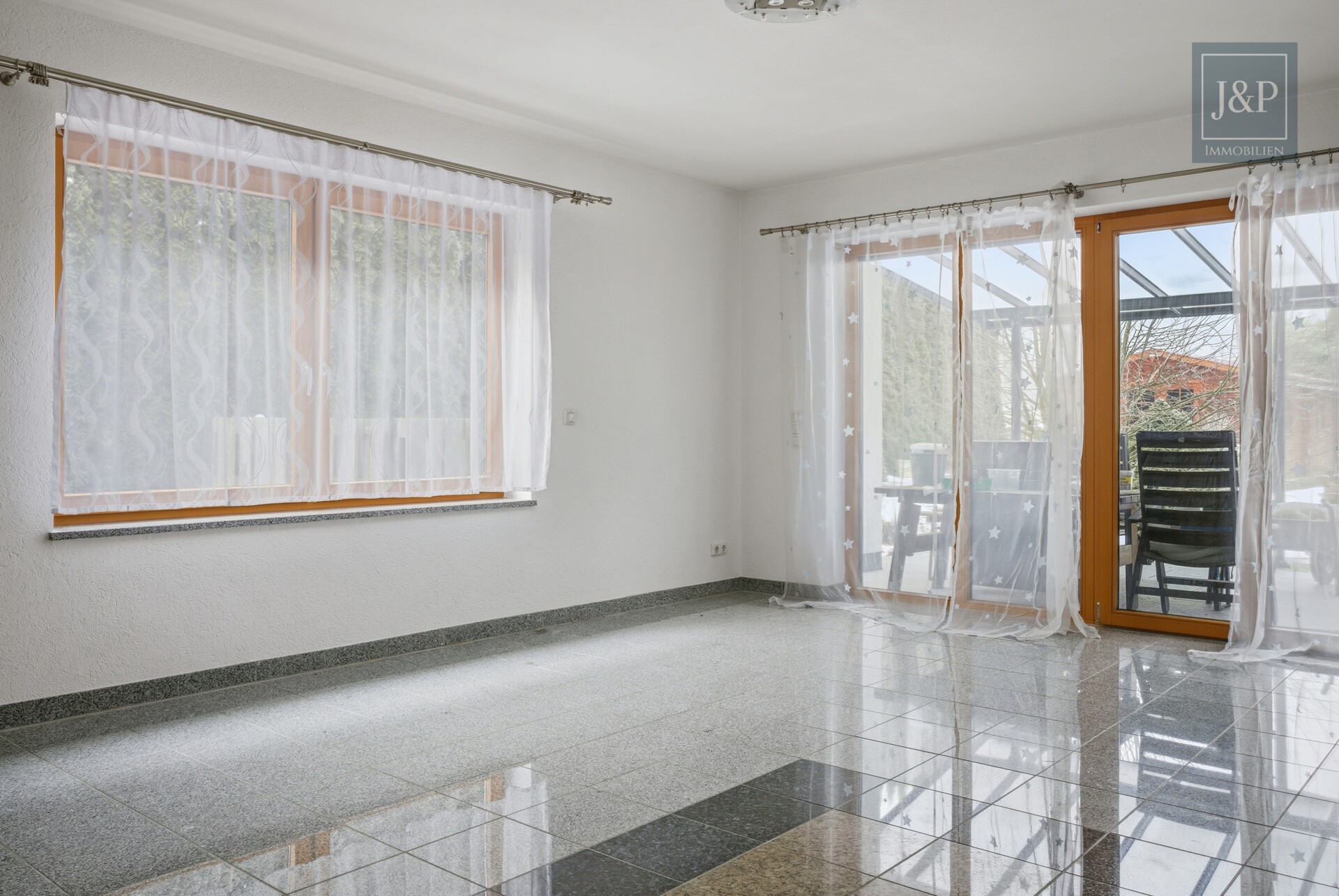 Ihr privates Naturparadies: Gepflegtes Einfamilienhaus auf traumhaften 1.500 m² Grund - Wohnzimmer