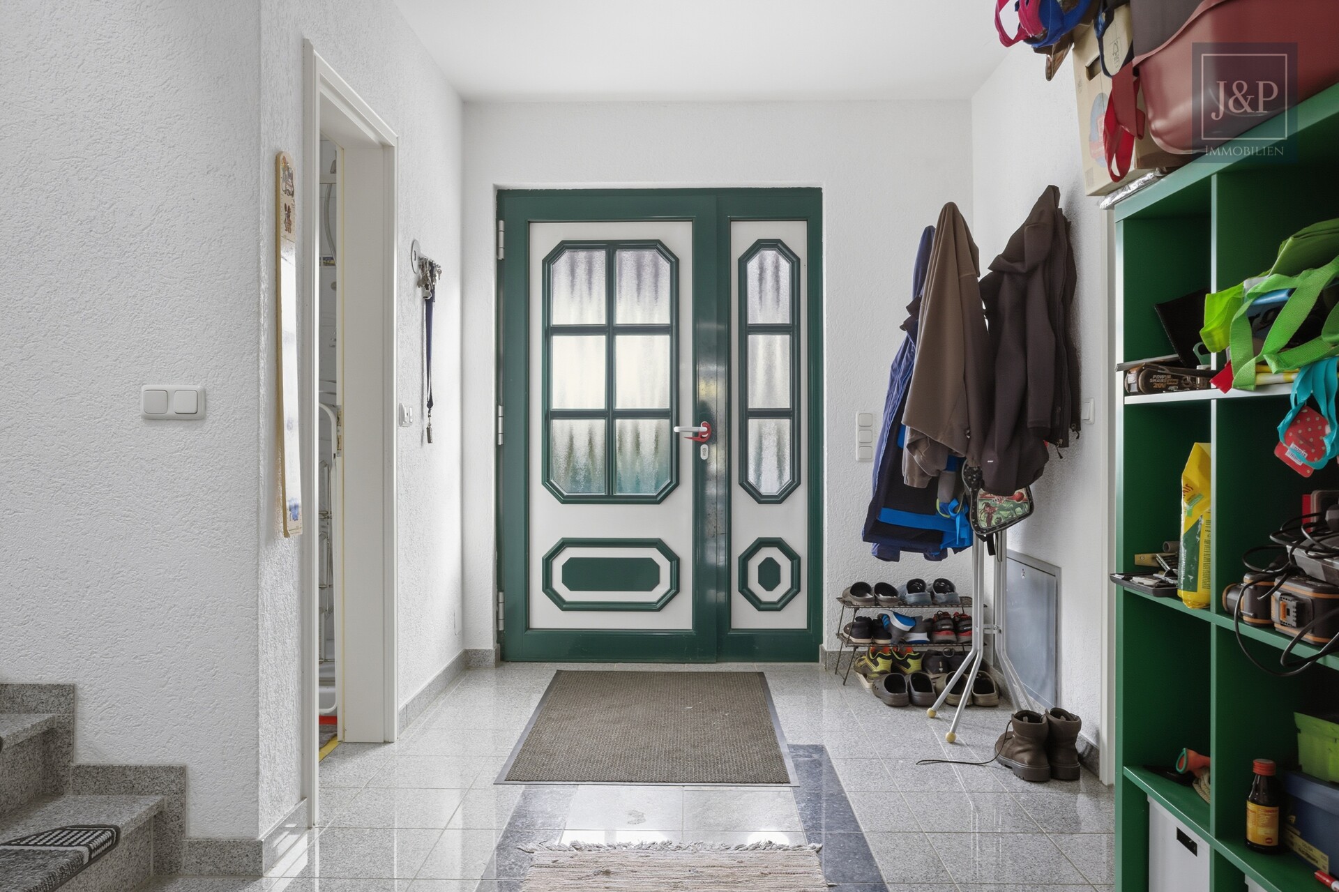 Ihr privates Naturparadies: Gepflegtes Einfamilienhaus auf traumhaften 1.500 m² Grund - Eingangsbereich