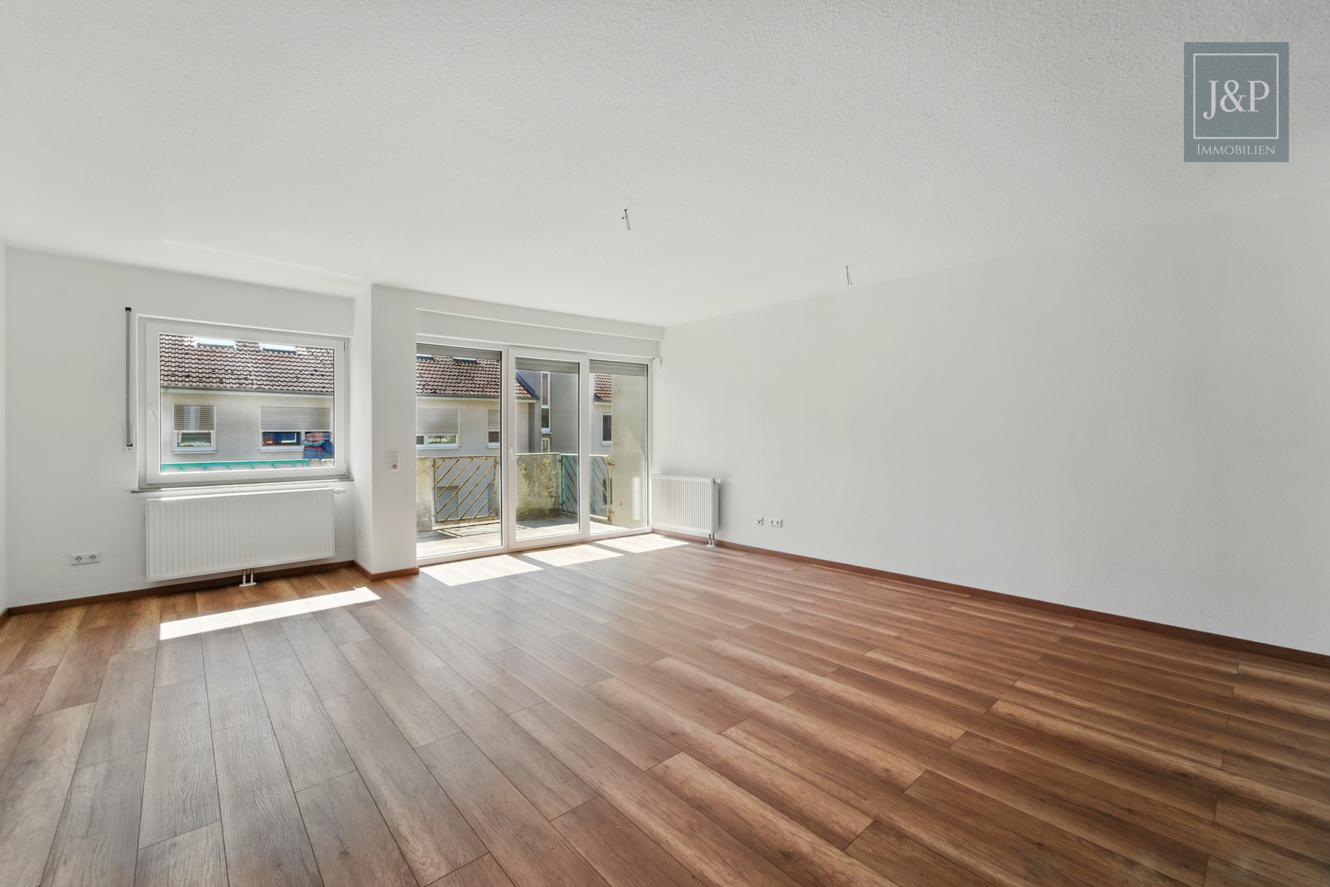 Zwei Einheiten – eine Kapitalanlage: Sanierte Maisonette-Wohnung mit 5 % Rendite in Alsbach-Hähnlein - Wohnung 1: Wohn-/Essbereich