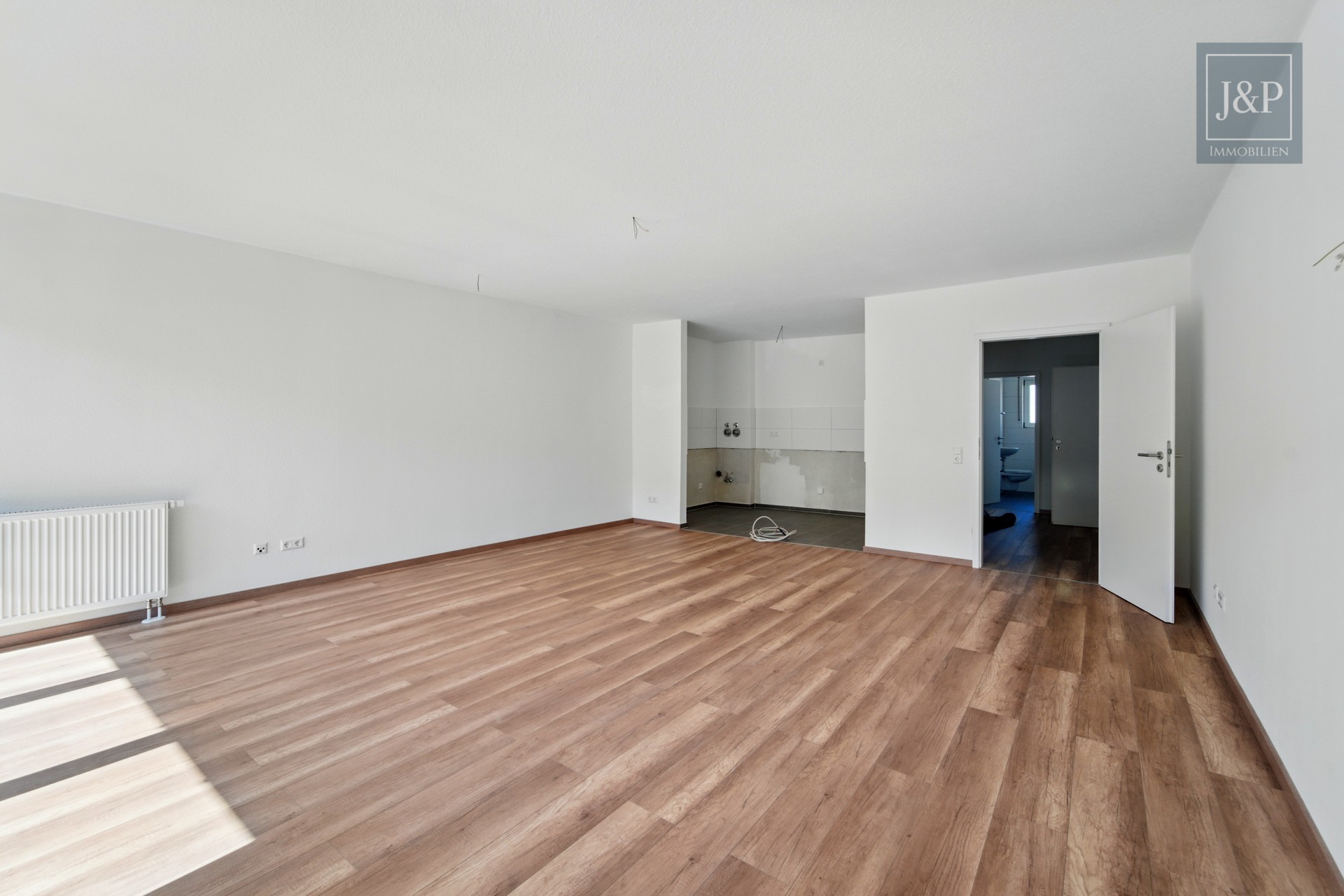 Zwei Einheiten – eine Kapitalanlage: Sanierte Maisonette-Wohnung mit 5 % Rendite in Alsbach-Hähnlein - Wohnung 1: Wohn-/Essbereich