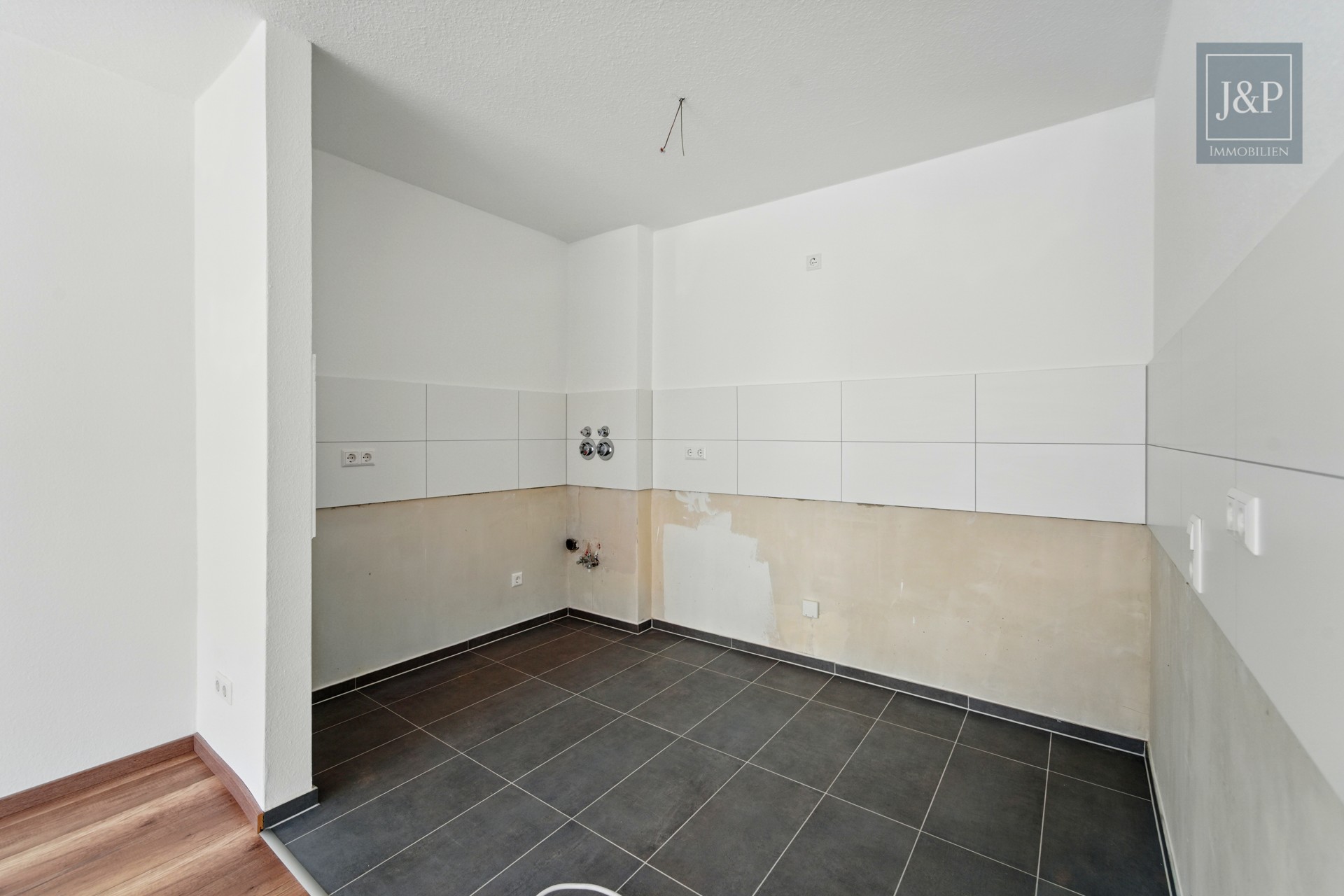 Zwei Einheiten – eine Kapitalanlage: Sanierte Maisonette-Wohnung mit 5 % Rendite in Alsbach-Hähnlein - Wohnung 1: Küche