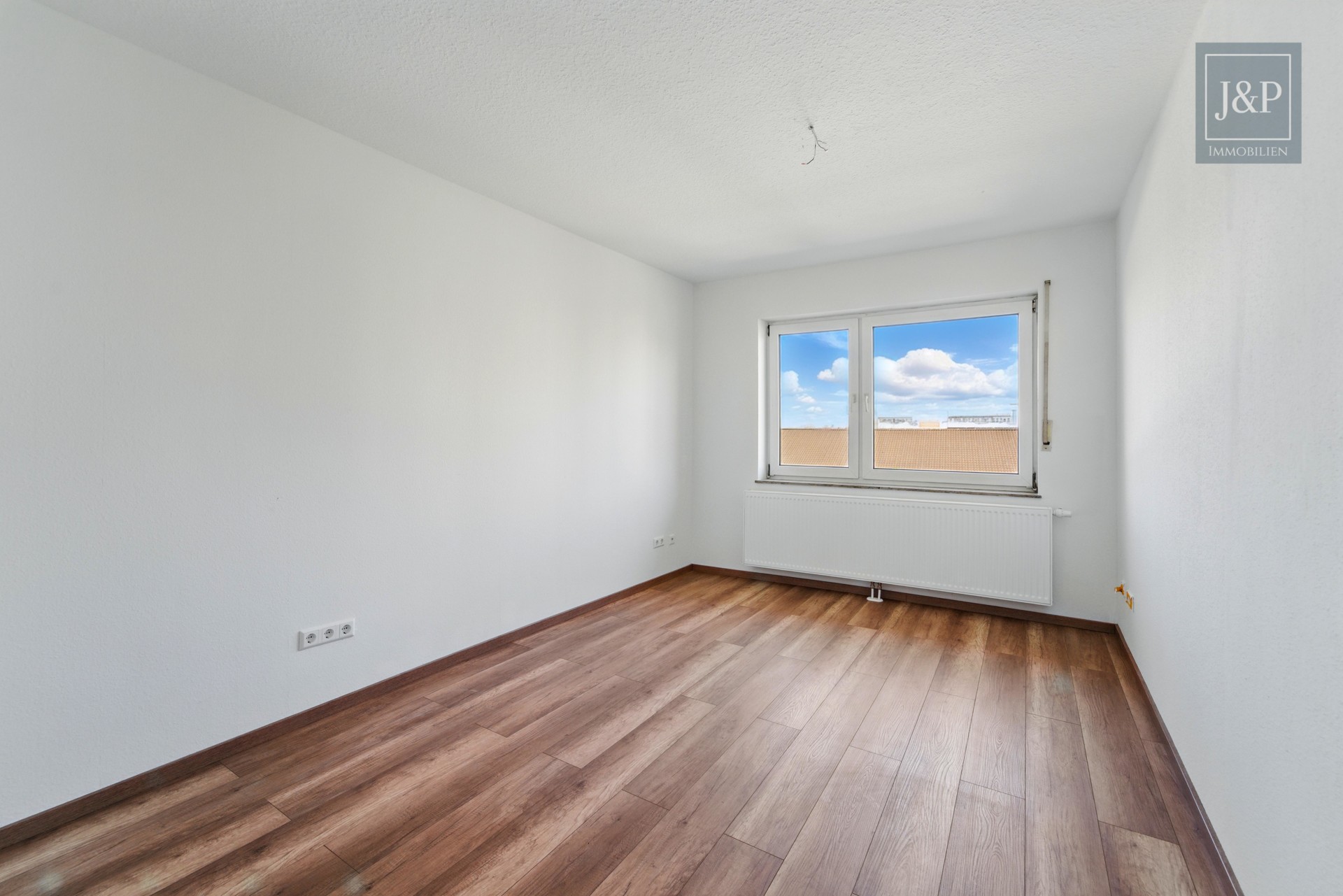 Zwei Einheiten – eine Kapitalanlage: Sanierte Maisonette-Wohnung mit 5 % Rendite in Alsbach-Hähnlein - Wohnung 1: Schlafzimmer