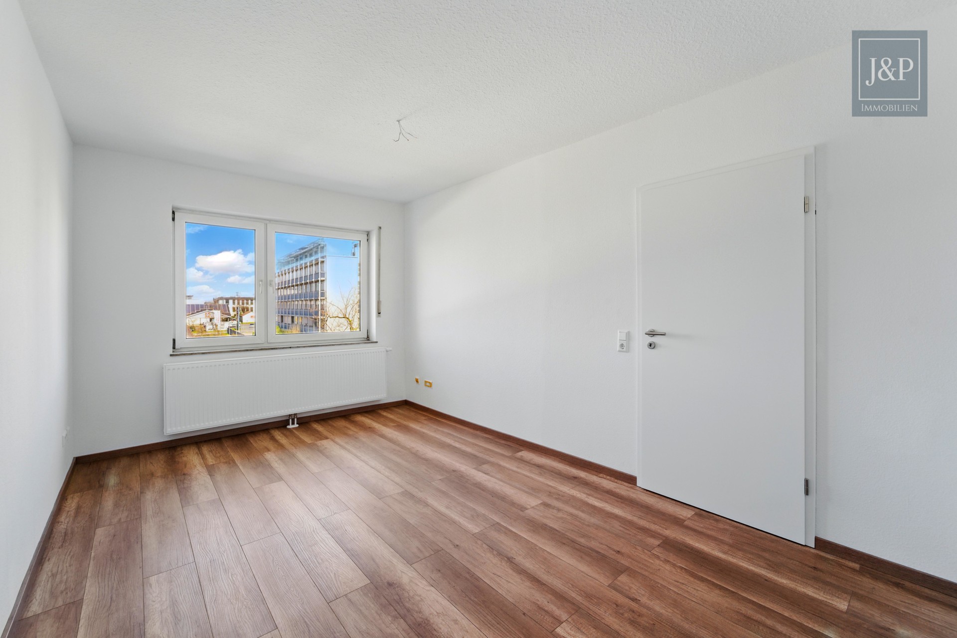 Zwei Einheiten – eine Kapitalanlage: Sanierte Maisonette-Wohnung mit 5 % Rendite in Alsbach-Hähnlein - Wohnung 1: Schlafzimmer