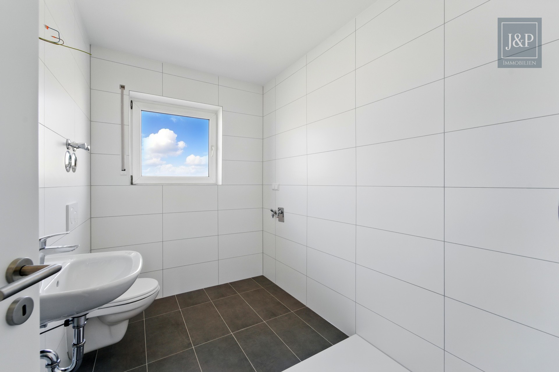 Zwei Einheiten – eine Kapitalanlage: Sanierte Maisonette-Wohnung mit 5 % Rendite in Alsbach-Hähnlein - Wohnung 1: Badezimmer