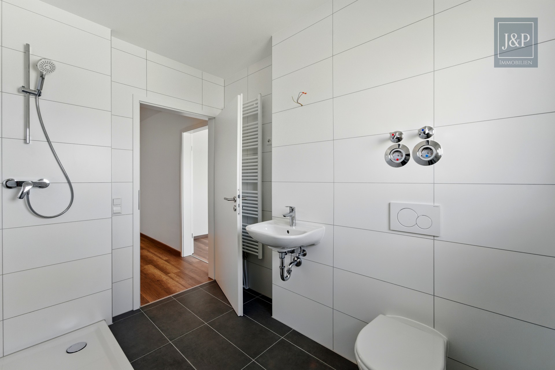 Zwei Einheiten – eine Kapitalanlage: Sanierte Maisonette-Wohnung mit 5 % Rendite in Alsbach-Hähnlein - Wohnung 1: Badezimmer