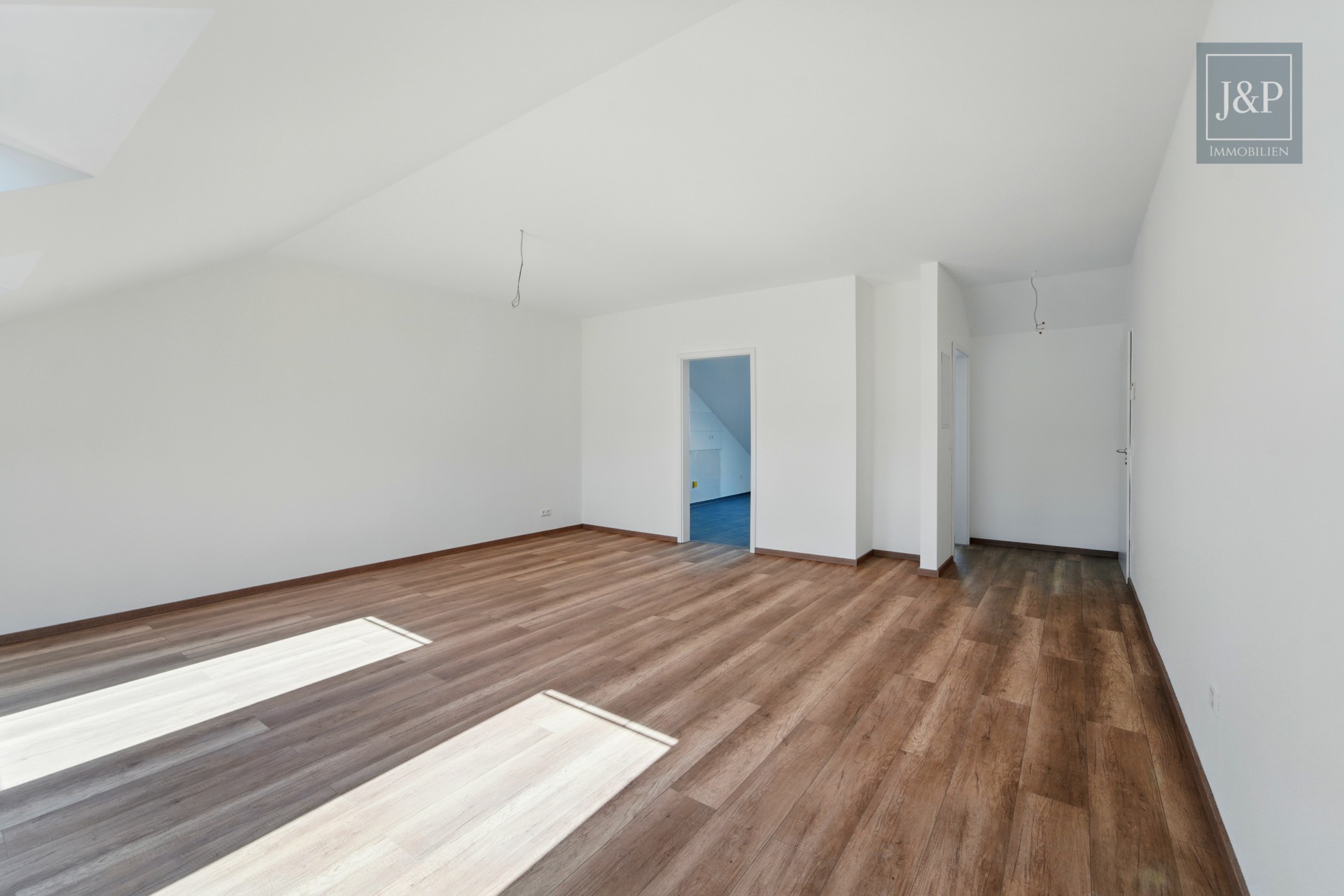 Zwei Einheiten – eine Kapitalanlage: Sanierte Maisonette-Wohnung mit 5 % Rendite in Alsbach-Hähnlein - Wohnung 2: Wohn-/Essbereich