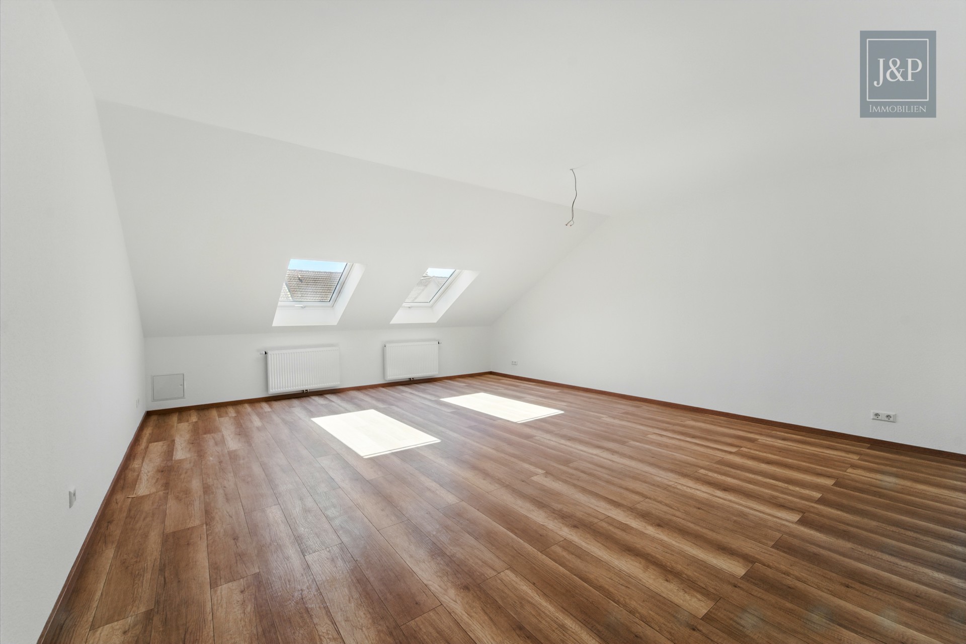 Zwei Einheiten – eine Kapitalanlage: Sanierte Maisonette-Wohnung mit 5 % Rendite in Alsbach-Hähnlein - Wohnung 2: Wohn-/Essbereich