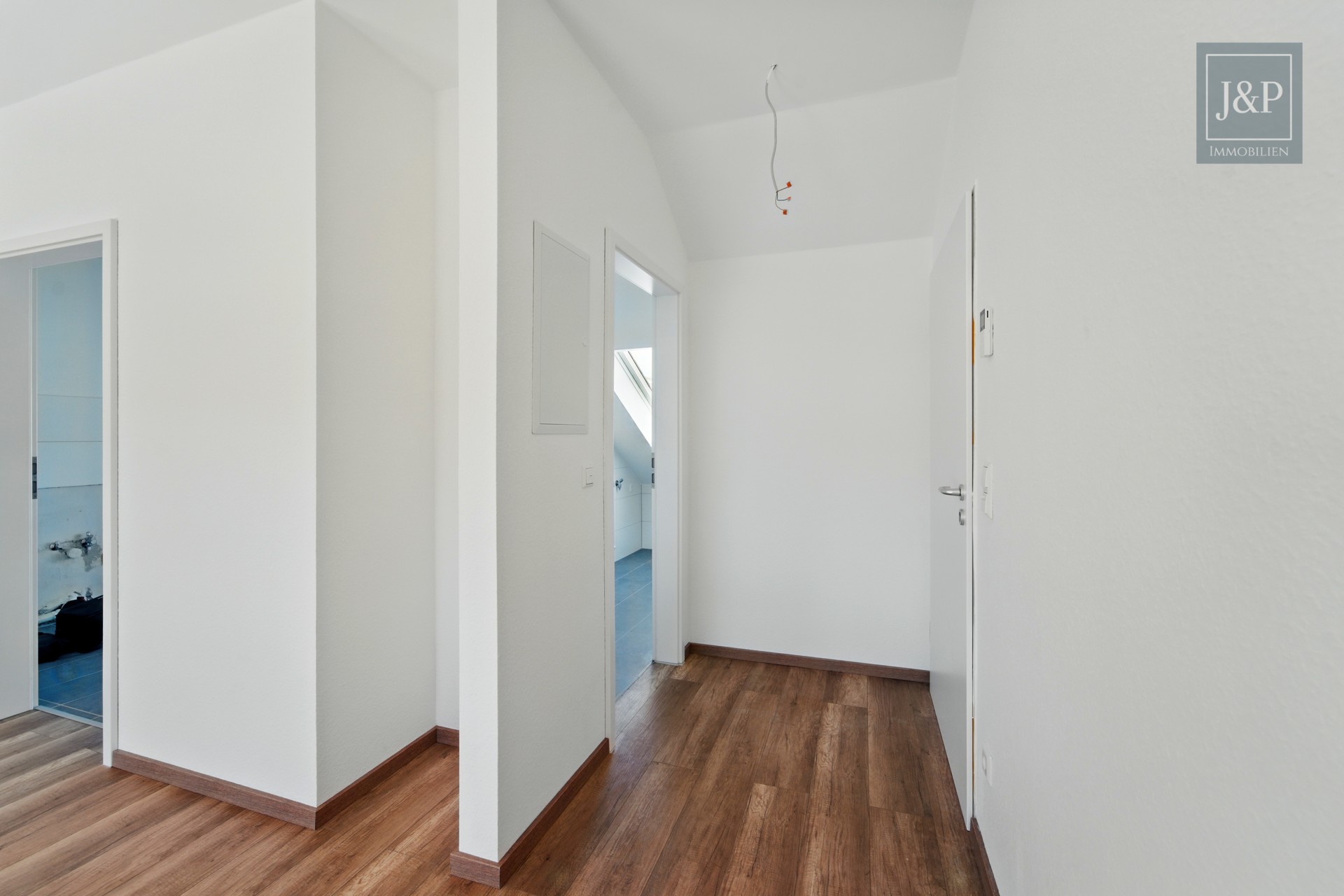 Zwei Einheiten – eine Kapitalanlage: Sanierte Maisonette-Wohnung mit 5 % Rendite in Alsbach-Hähnlein - Wohnung 2: Flur