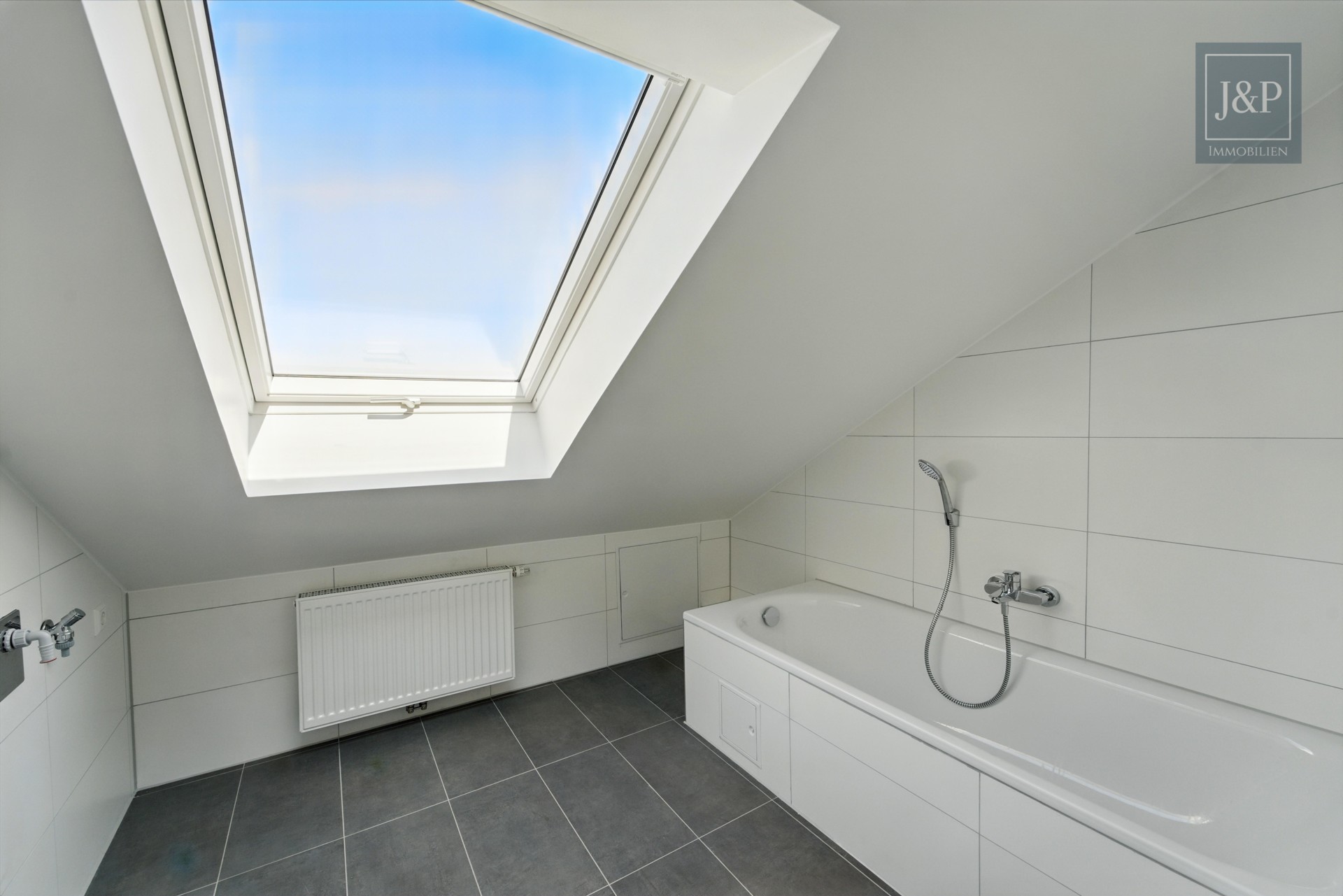 Zwei Einheiten – eine Kapitalanlage: Sanierte Maisonette-Wohnung mit 5 % Rendite in Alsbach-Hähnlein - Wohnung 2: Badezimmer