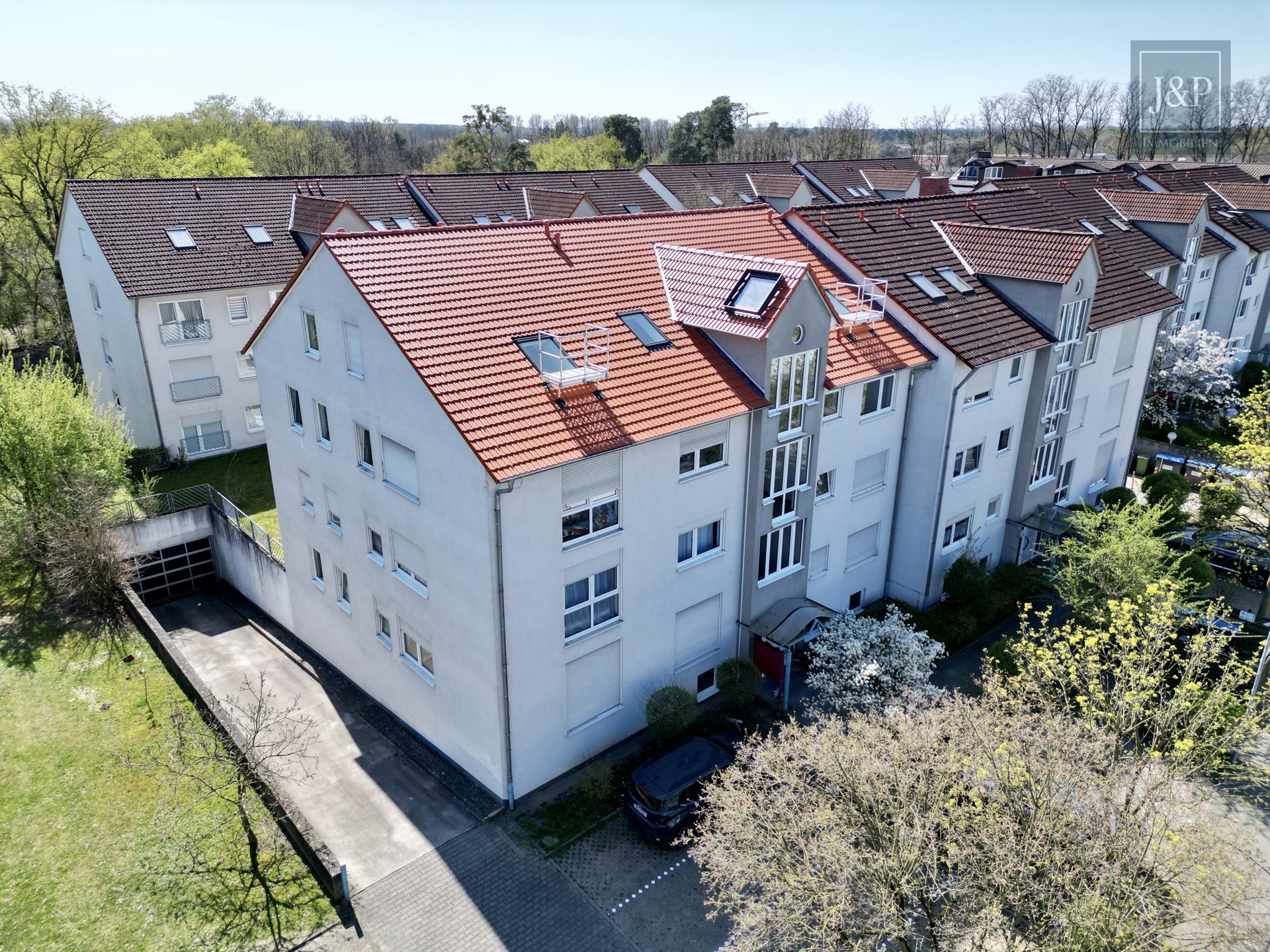 Zwei Einheiten – eine Kapitalanlage: Sanierte Maisonette-Wohnung mit 5 % Rendite in Alsbach-Hähnlein - Seitenansicht Gebäude