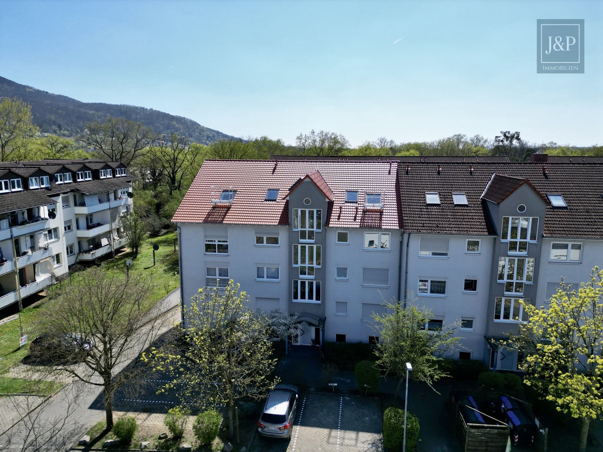Zwei Einheiten – eine Kapitalanlage: Sanierte Maisonette-Wohnung mit 5 % Rendite in Alsbach-Hähnlein - Frontansicht Gebäude