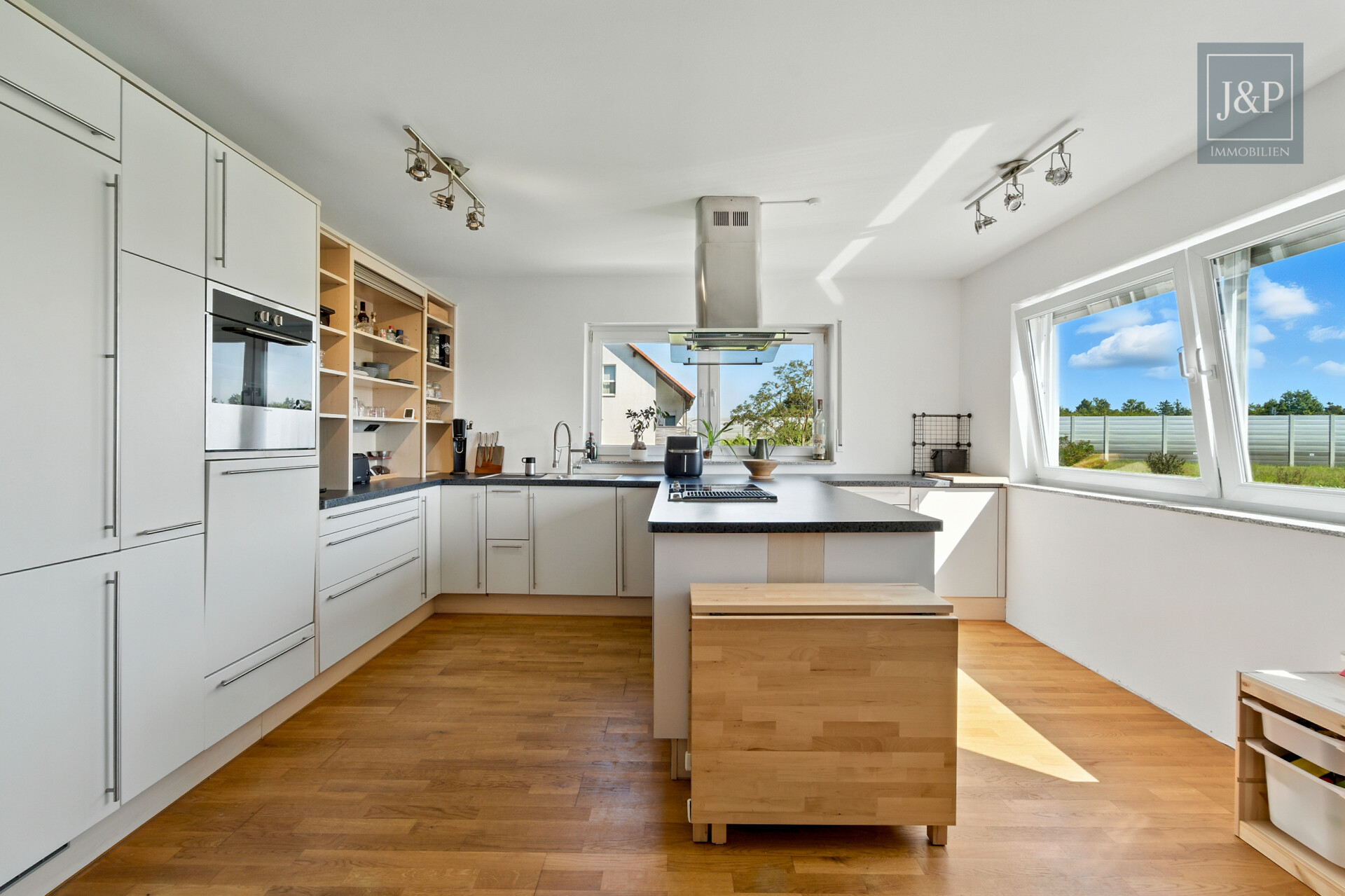 Gehobenes Wohnen am Naturschutzgebiet: traumhafte 3-Zimmer-Wohnung mit Balkon und Weitblick - Küche