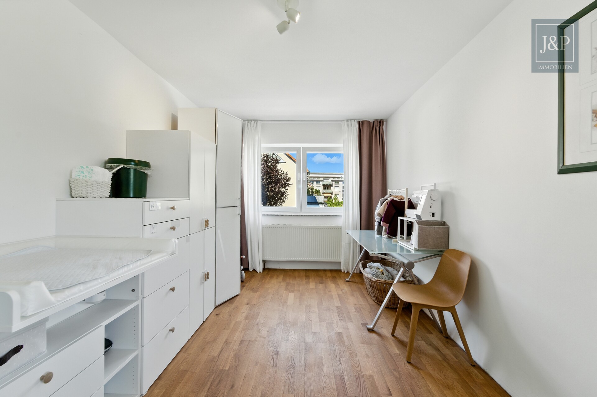 Gehobenes Wohnen am Naturschutzgebiet: traumhafte 3-Zimmer-Wohnung mit Balkon und Weitblick - Schlafzimmer