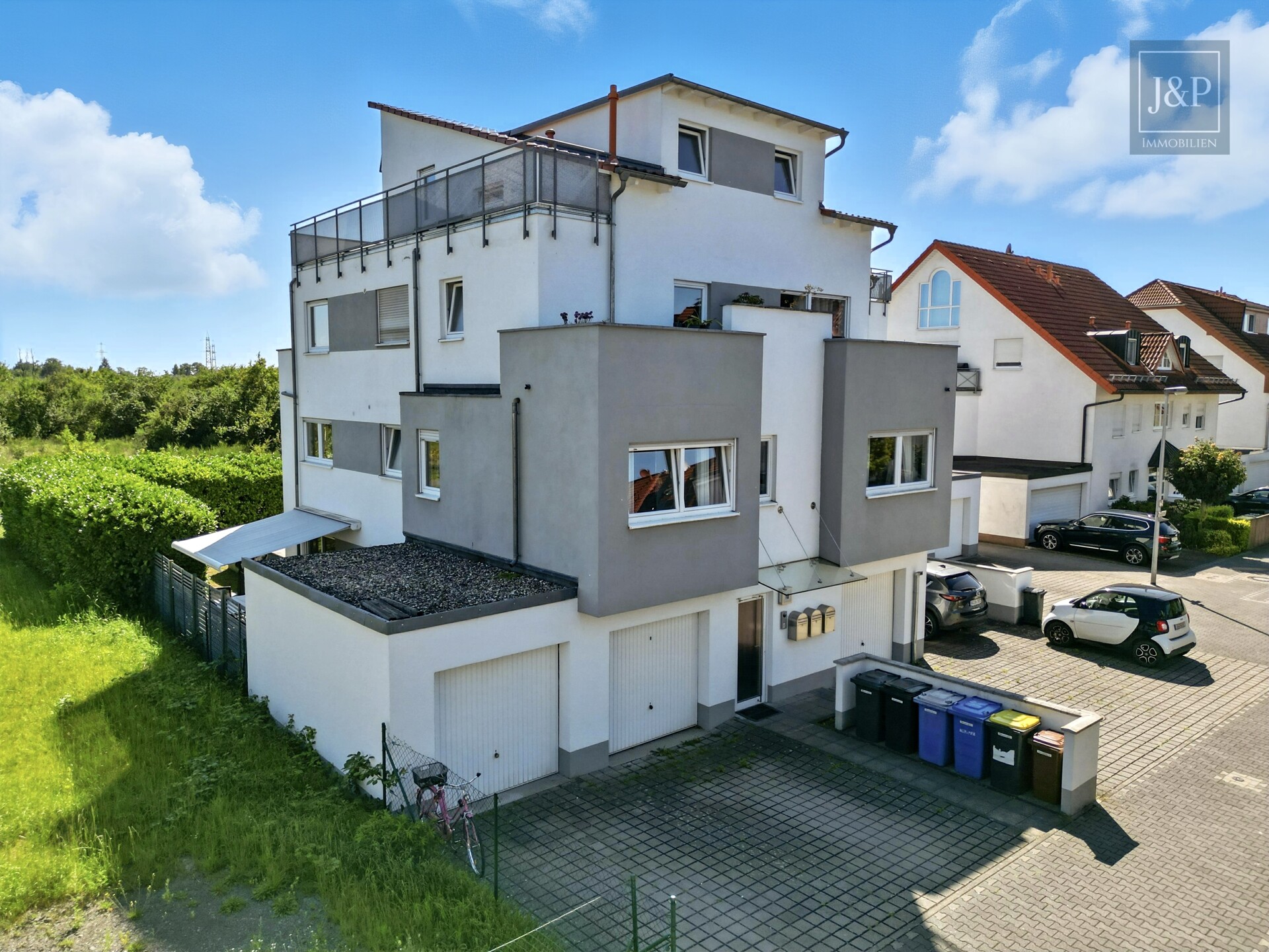 Gehobenes Wohnen am Naturschutzgebiet: traumhafte 3-Zimmer-Wohnung mit Balkon und Weitblick - Außenansicht