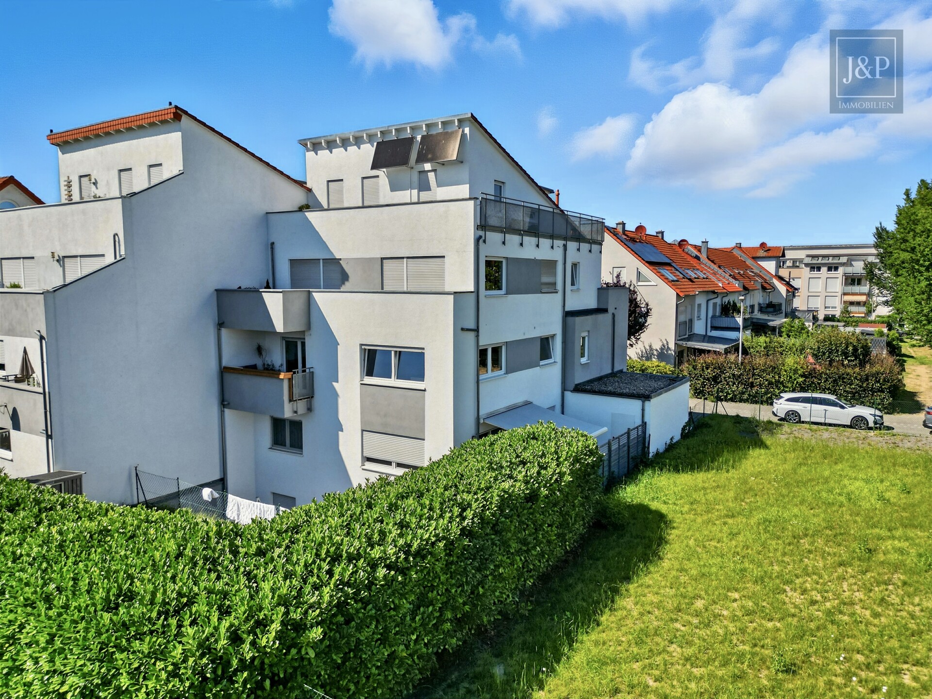 Gehobenes Wohnen am Naturschutzgebiet: traumhafte 3-Zimmer-Wohnung mit Balkon und Weitblick - Außenansicht