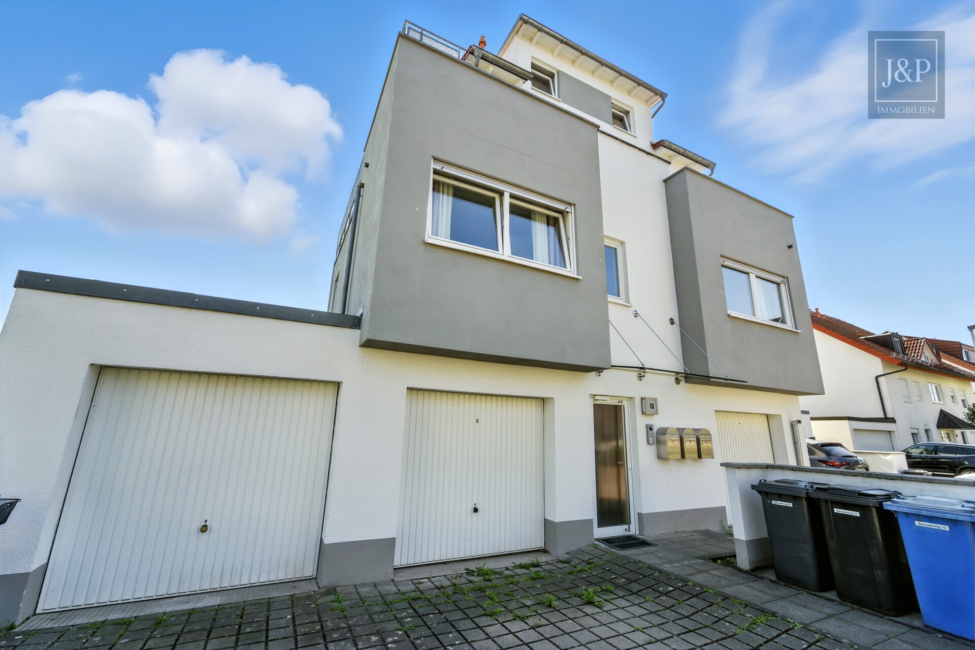 Gehobenes Wohnen am Naturschutzgebiet: traumhafte 3-Zimmer-Wohnung mit Balkon und Weitblick - Außenansicht