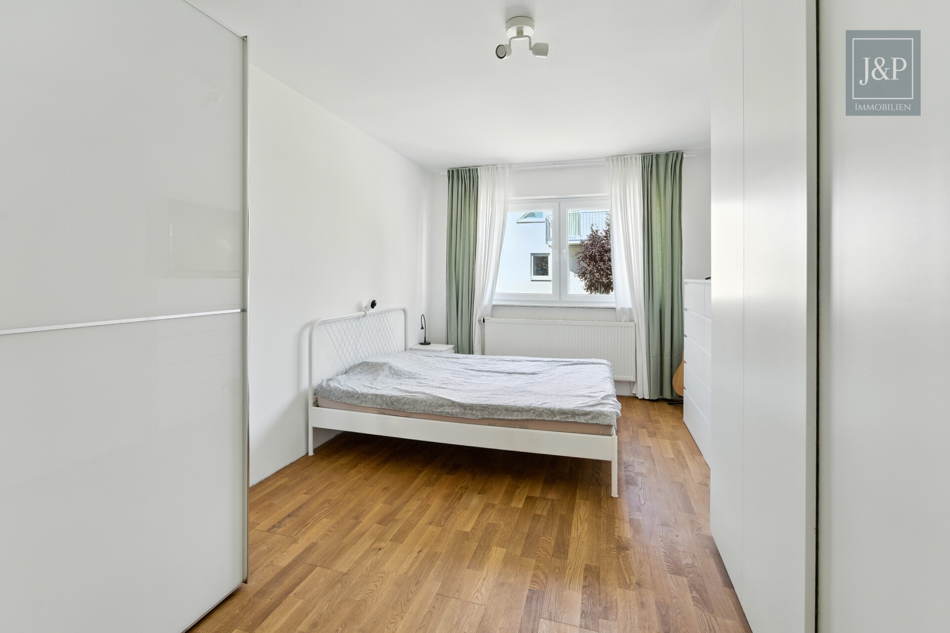Gehobenes Wohnen am Naturschutzgebiet: traumhafte 3-Zimmer-Wohnung mit Balkon und Weitblick - Schlafzimmer