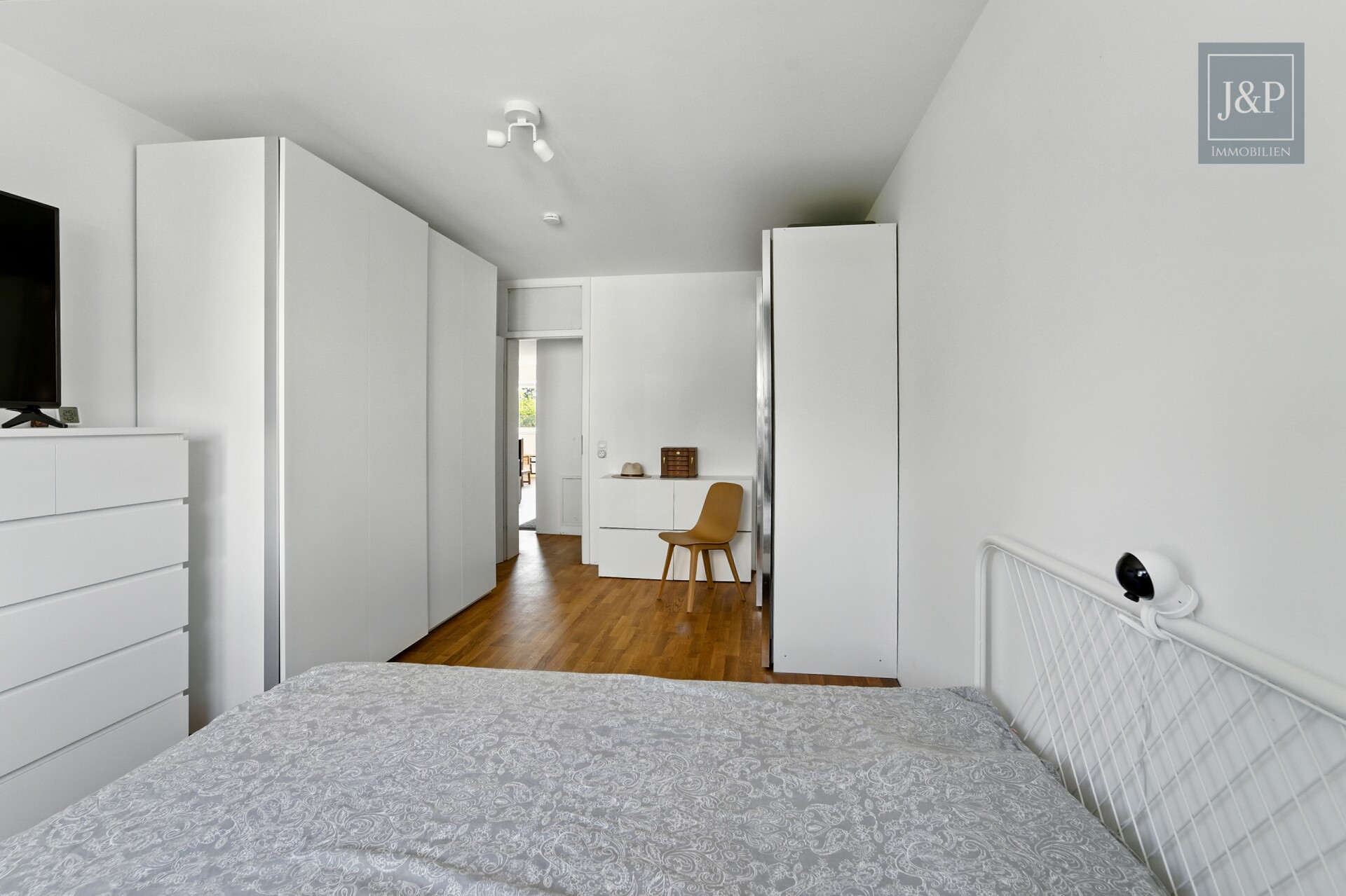 Gehobenes Wohnen am Naturschutzgebiet: traumhafte 3-Zimmer-Wohnung mit Balkon und Weitblick - Schlafzimmer