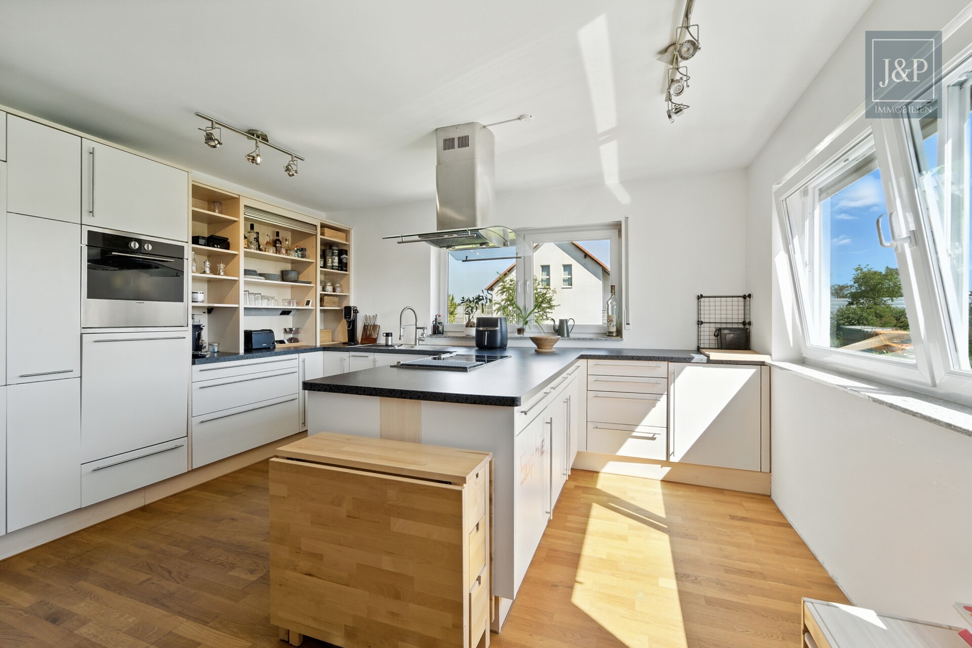 Gehobenes Wohnen am Naturschutzgebiet: traumhafte 3-Zimmer-Wohnung mit Balkon und Weitblick - Küche