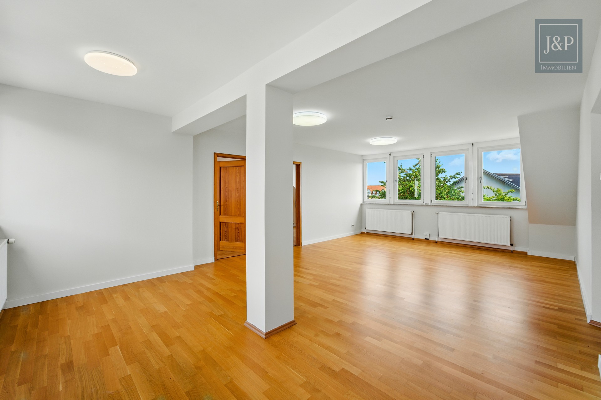Maisonette-Wohnung mit Dachterrasse und toller Aussicht über Eschborn - Wohnzimmer 1.OG