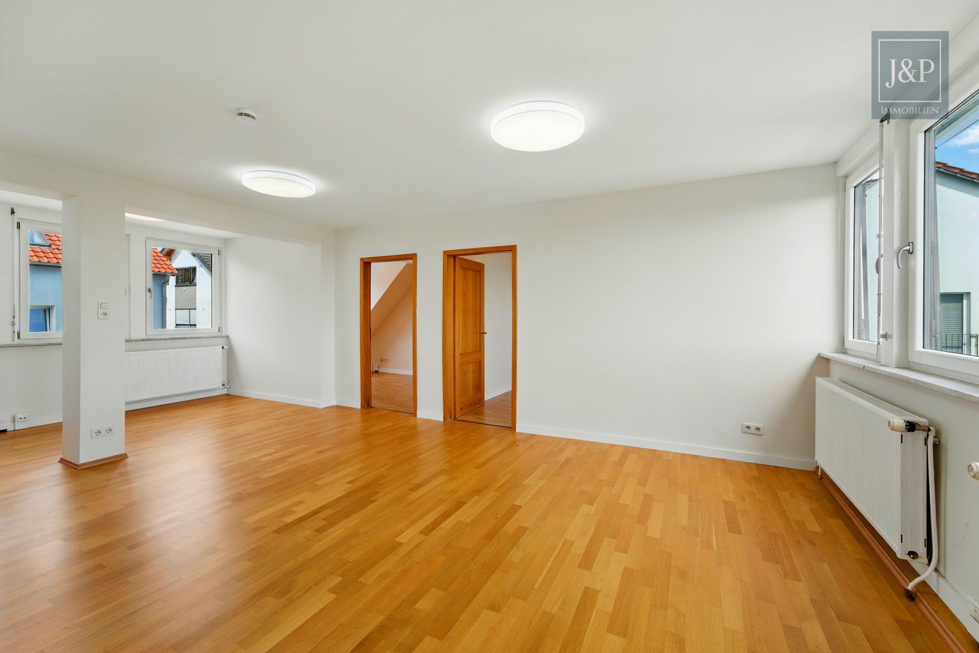 Maisonette-Wohnung mit Dachterrasse und toller Aussicht über Eschborn - Wohnzimmer 1.OG