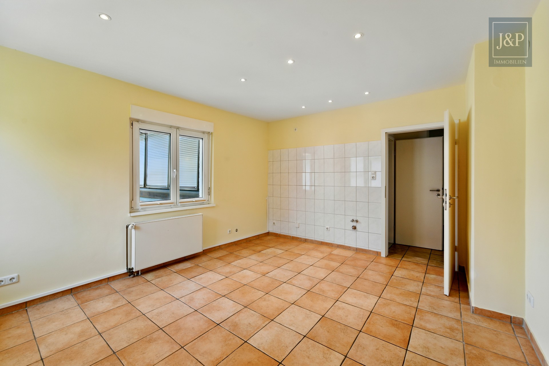 Maisonette-Wohnung mit Dachterrasse und toller Aussicht über Eschborn - Küche 1.OG