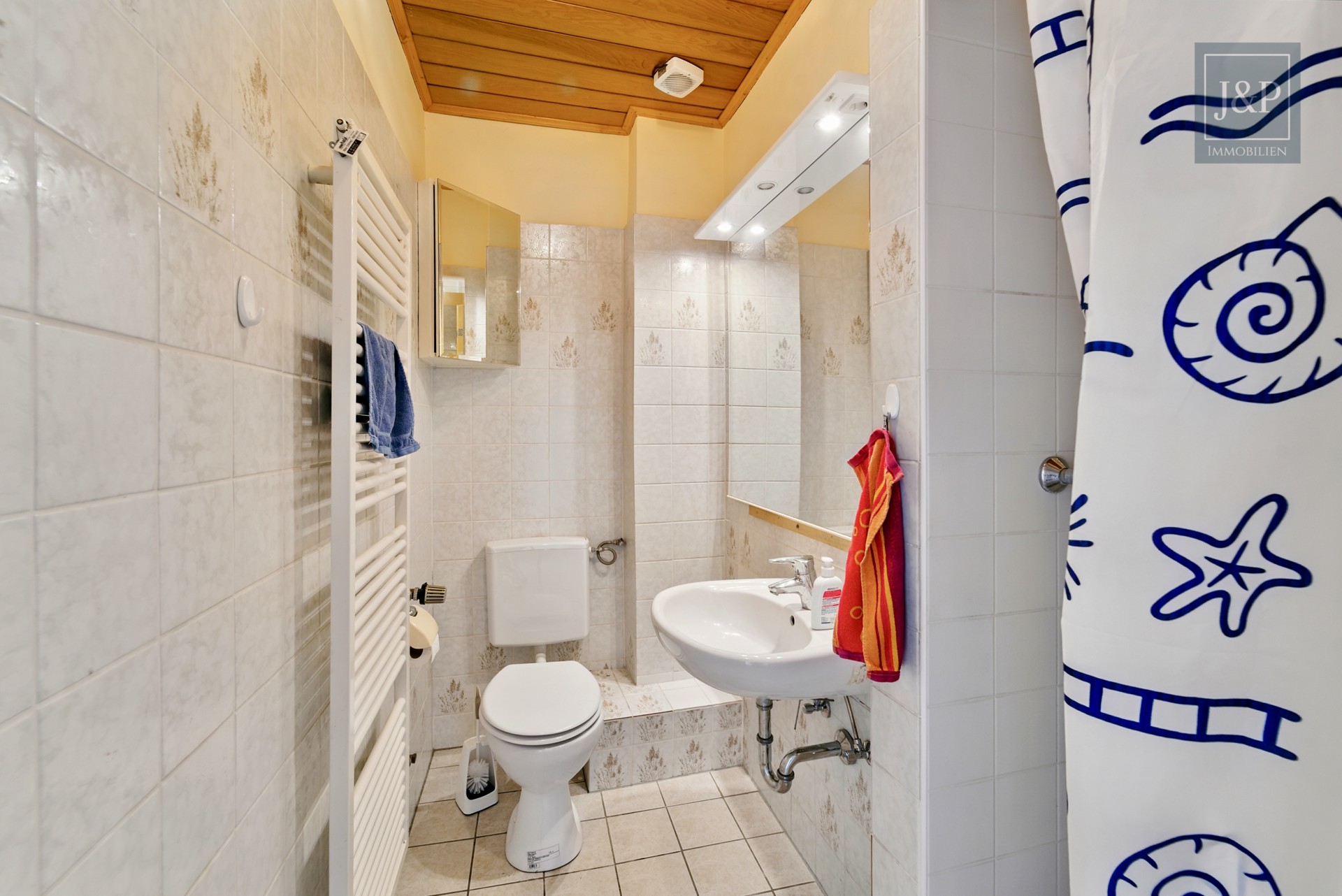 Maisonette-Wohnung mit Dachterrasse und toller Aussicht über Eschborn - Badezimmer 1 1.OG