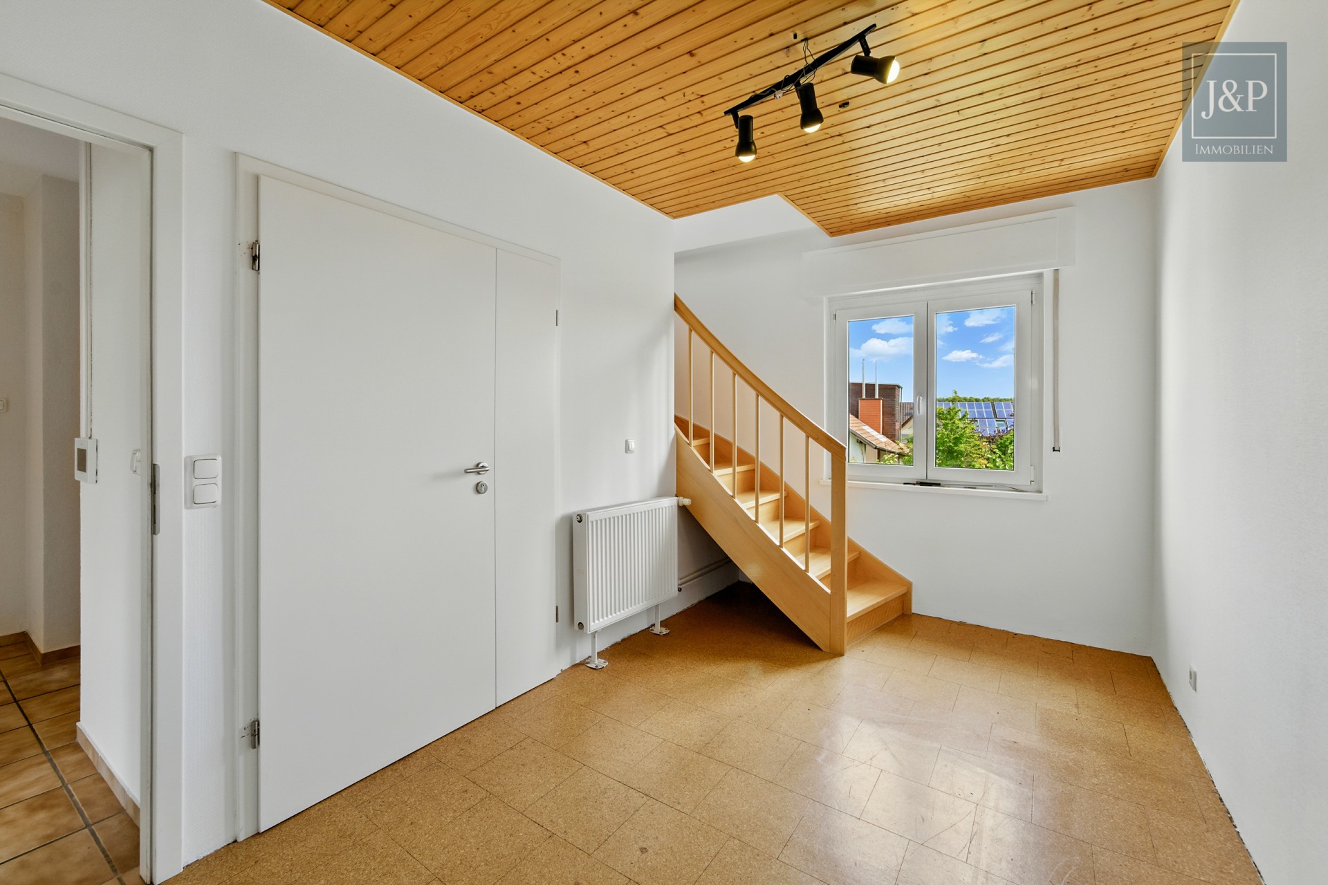 Maisonette-Wohnung mit Dachterrasse und toller Aussicht über Eschborn - Vorraum 1.OG