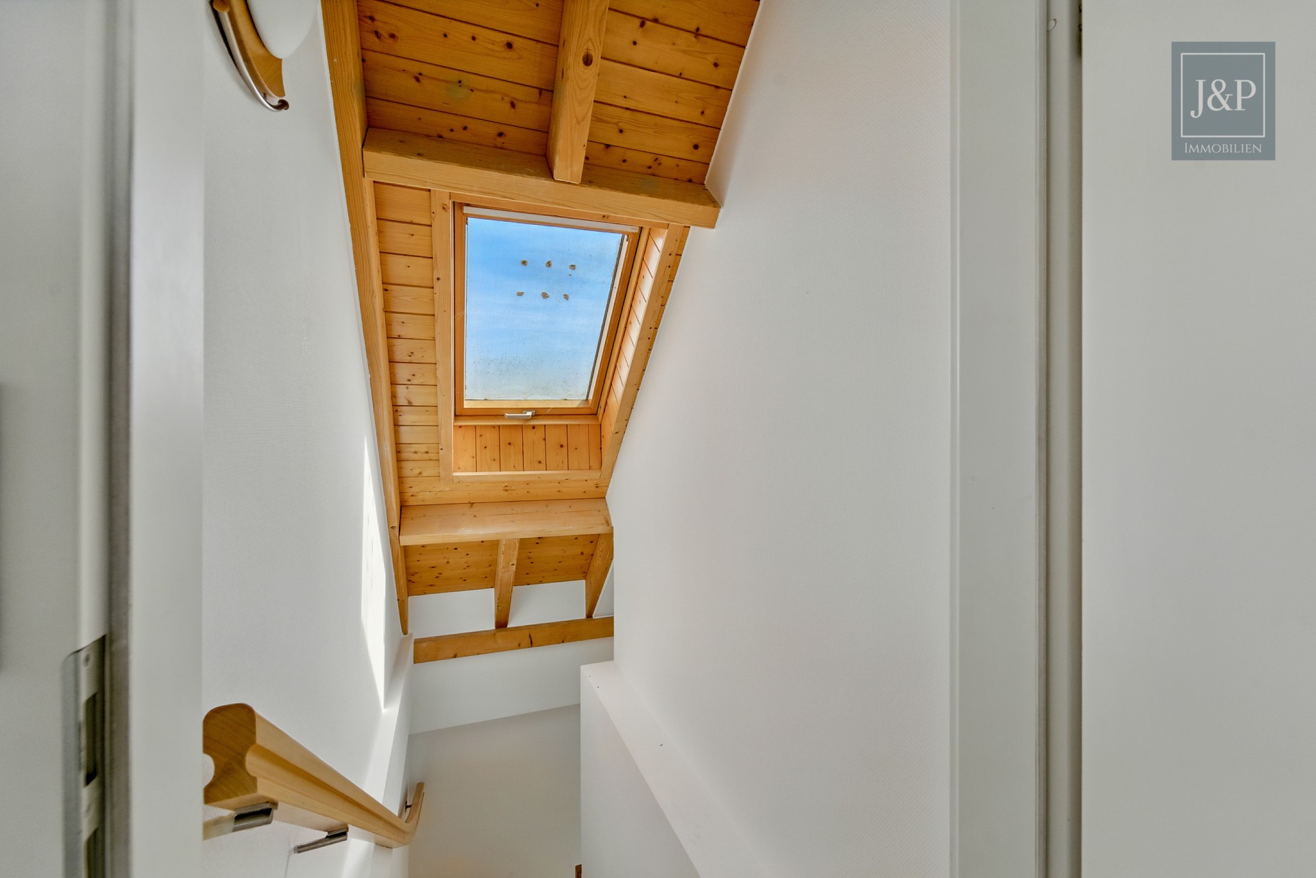 Maisonette-Wohnung mit Dachterrasse und toller Aussicht über Eschborn - Treppe