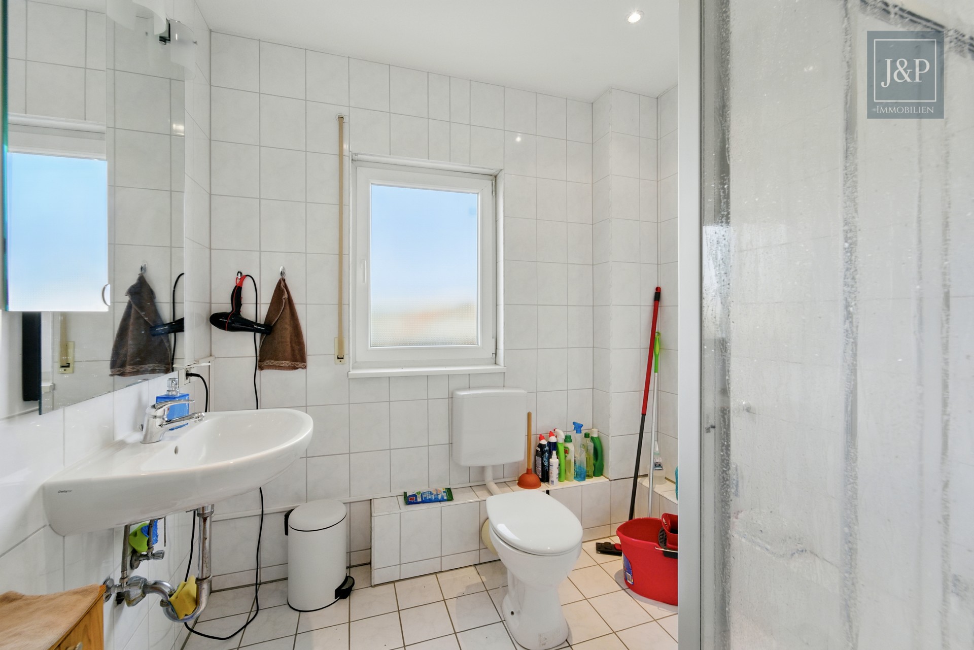Maisonette-Wohnung mit Dachterrasse und toller Aussicht über Eschborn - Badezimmer DG