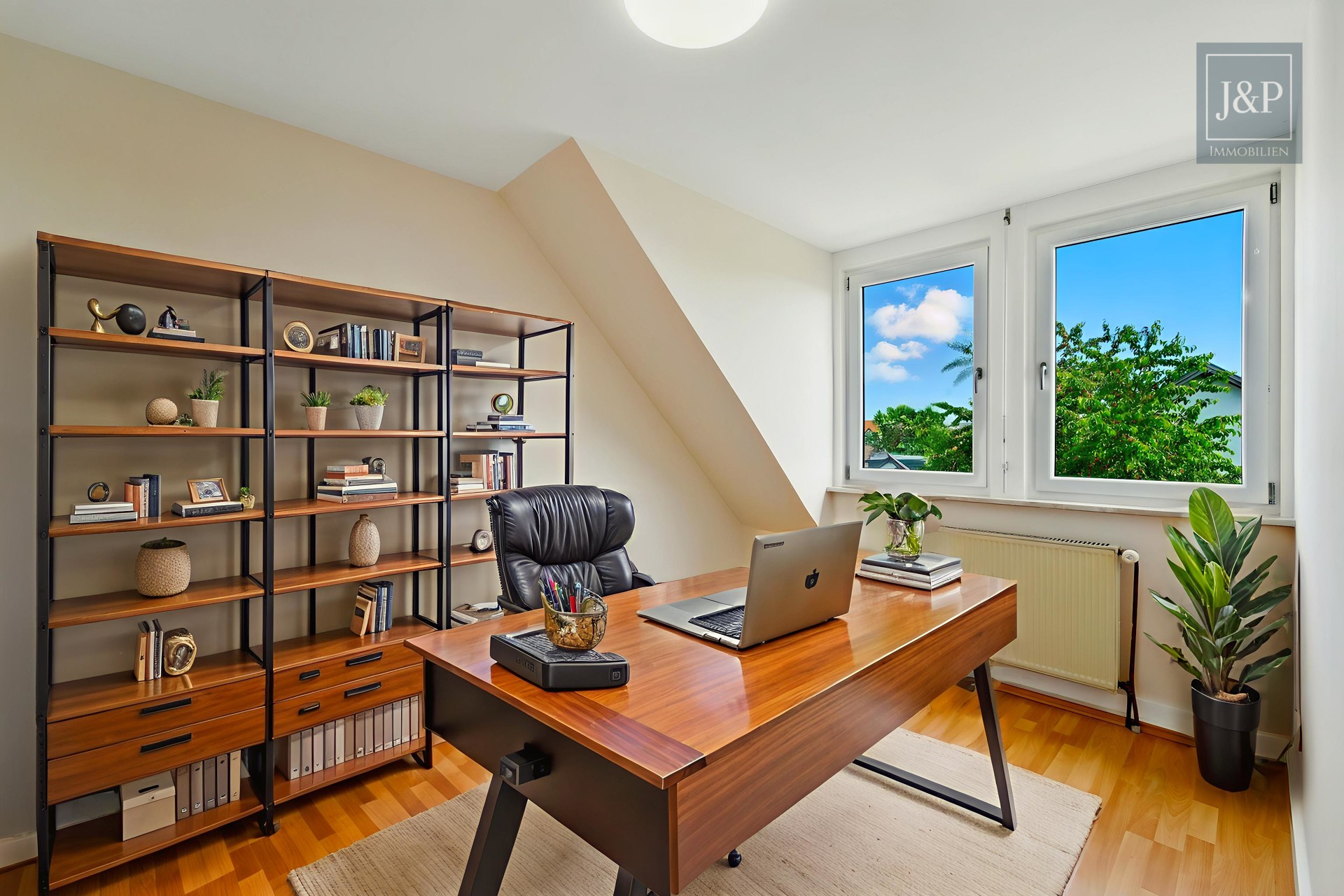 Maisonette-Wohnung mit Dachterrasse und toller Aussicht über Eschborn - Staging Arbeitszimmer