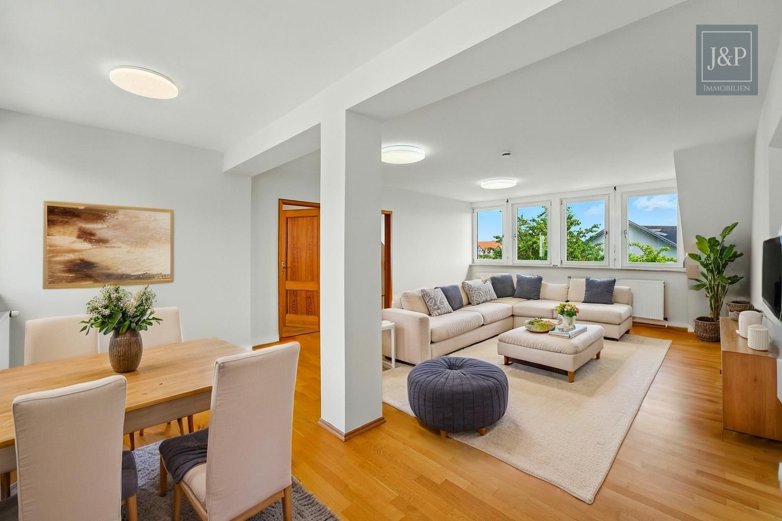 Maisonette-Wohnung mit Dachterrasse und toller Aussicht über Eschborn - Staging Wohnzimmer OG