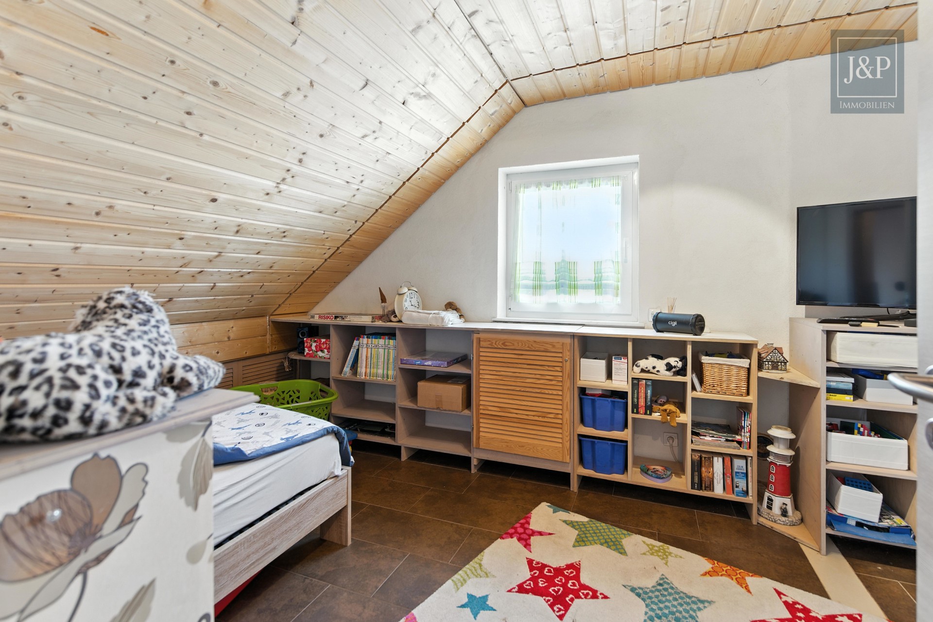 Wohnen in verkehrsberuhigter Randlage. Modern, gemütlich & individuell. - Zimmer OG