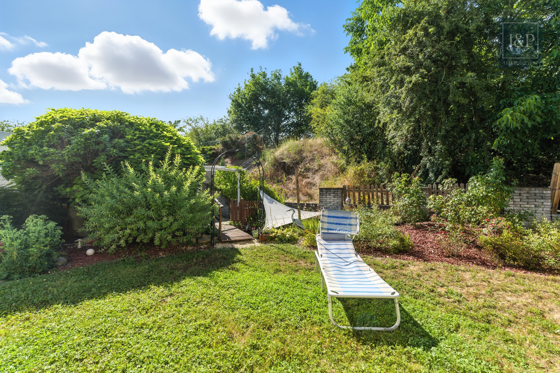 Wohnen in verkehrsberuhigter Randlage. Modern, gemütlich & individuell. - Garten