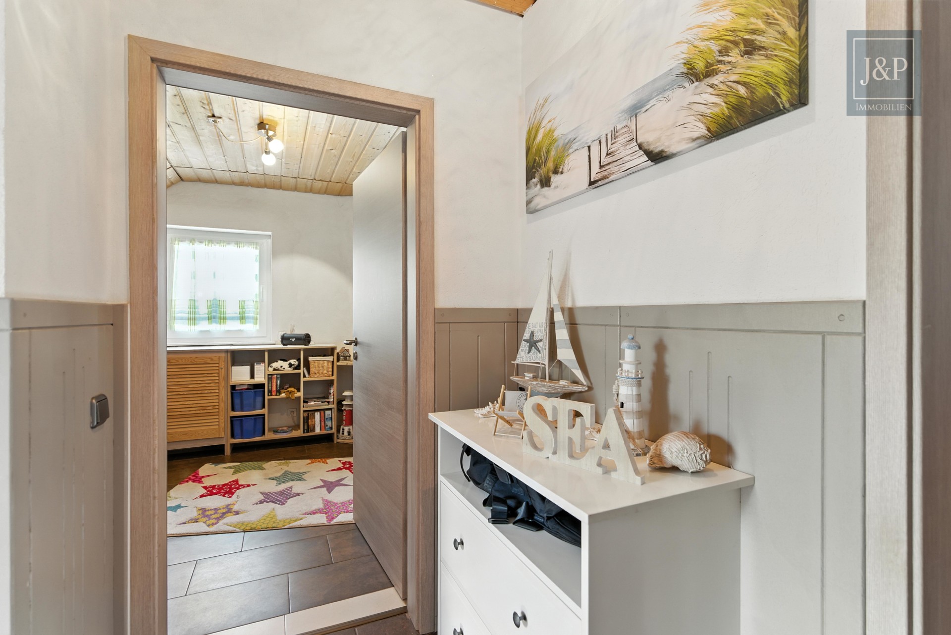 Wohnen in verkehrsberuhigter Randlage. Modern, gemütlich & individuell. - Flur OG