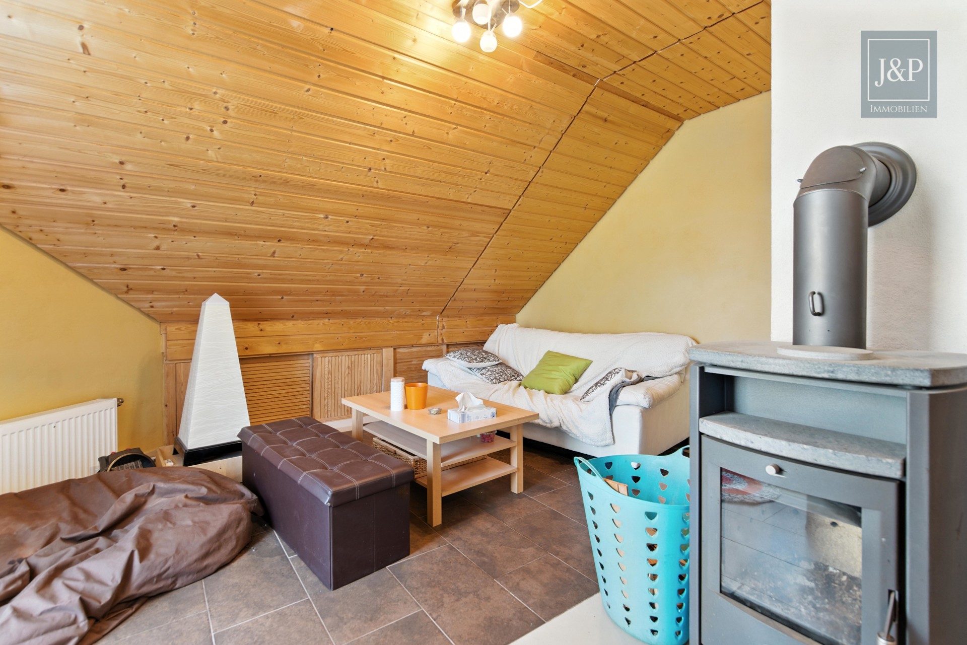 Wohnen in verkehrsberuhigter Randlage. Modern, gemütlich & individuell. - Zimmer OG