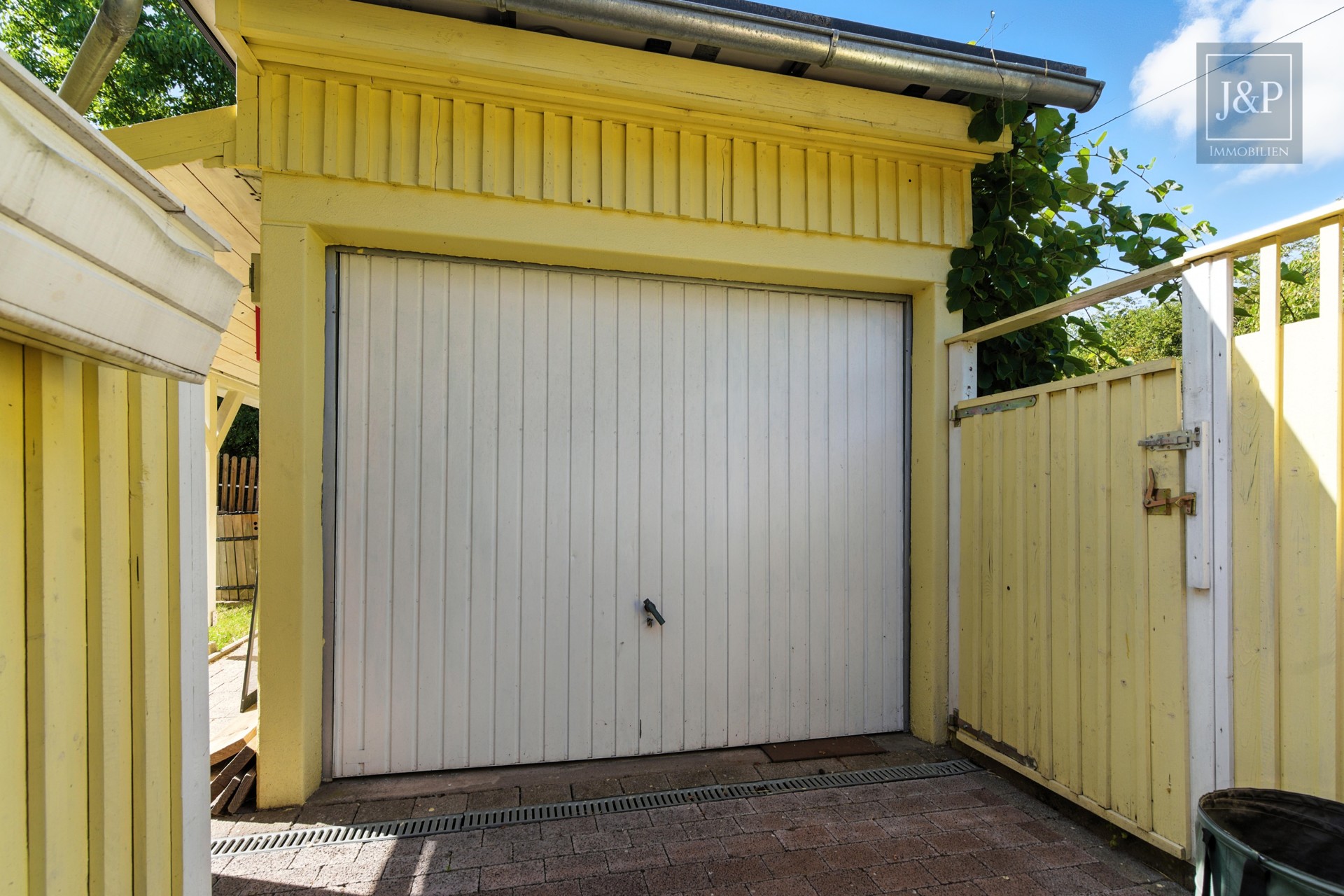 Wohnen in verkehrsberuhigter Randlage. Modern, gemütlich & individuell. - Garage