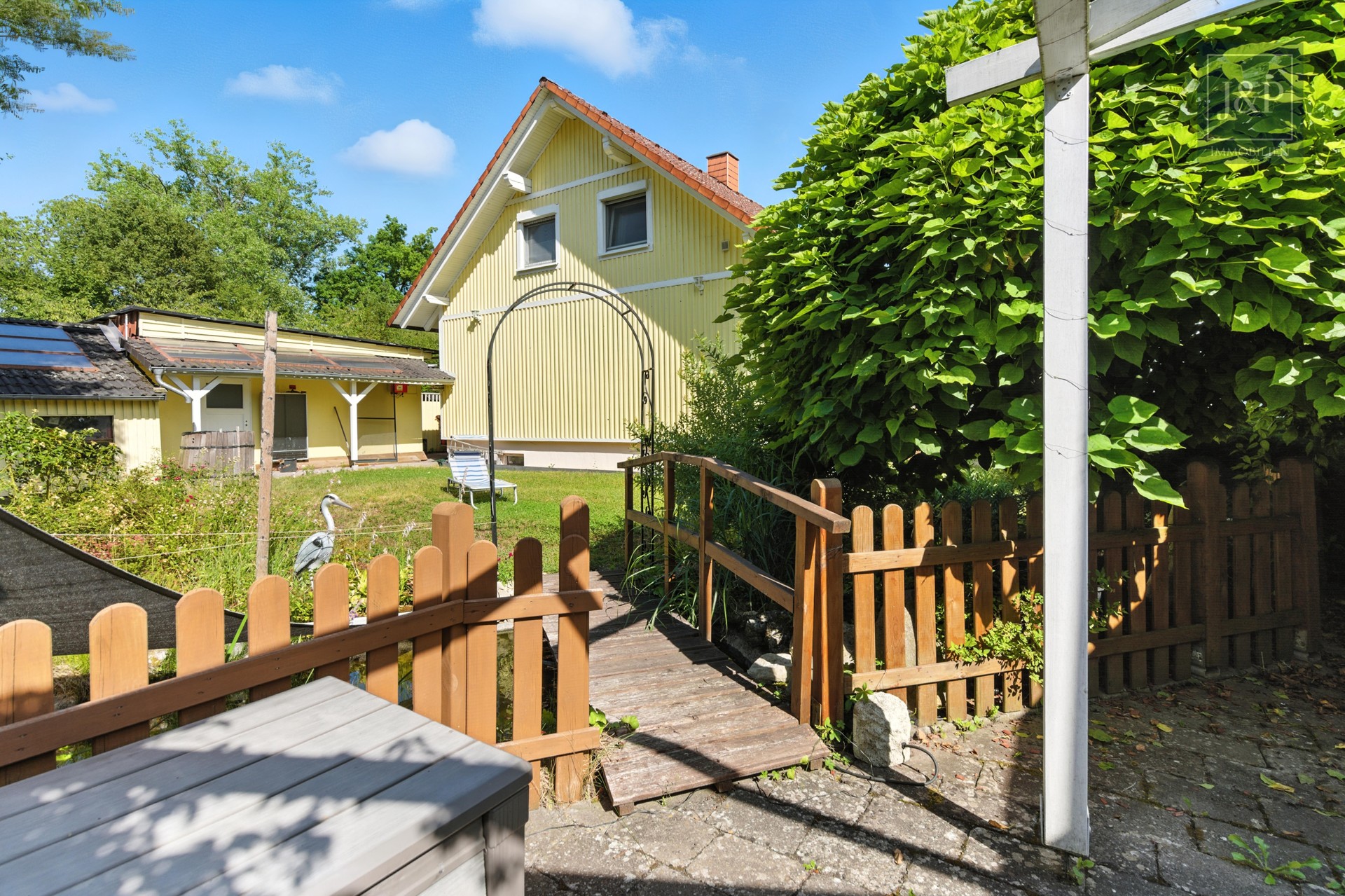 Wohnen in verkehrsberuhigter Randlage. Modern, gemütlich & individuell. - Garten