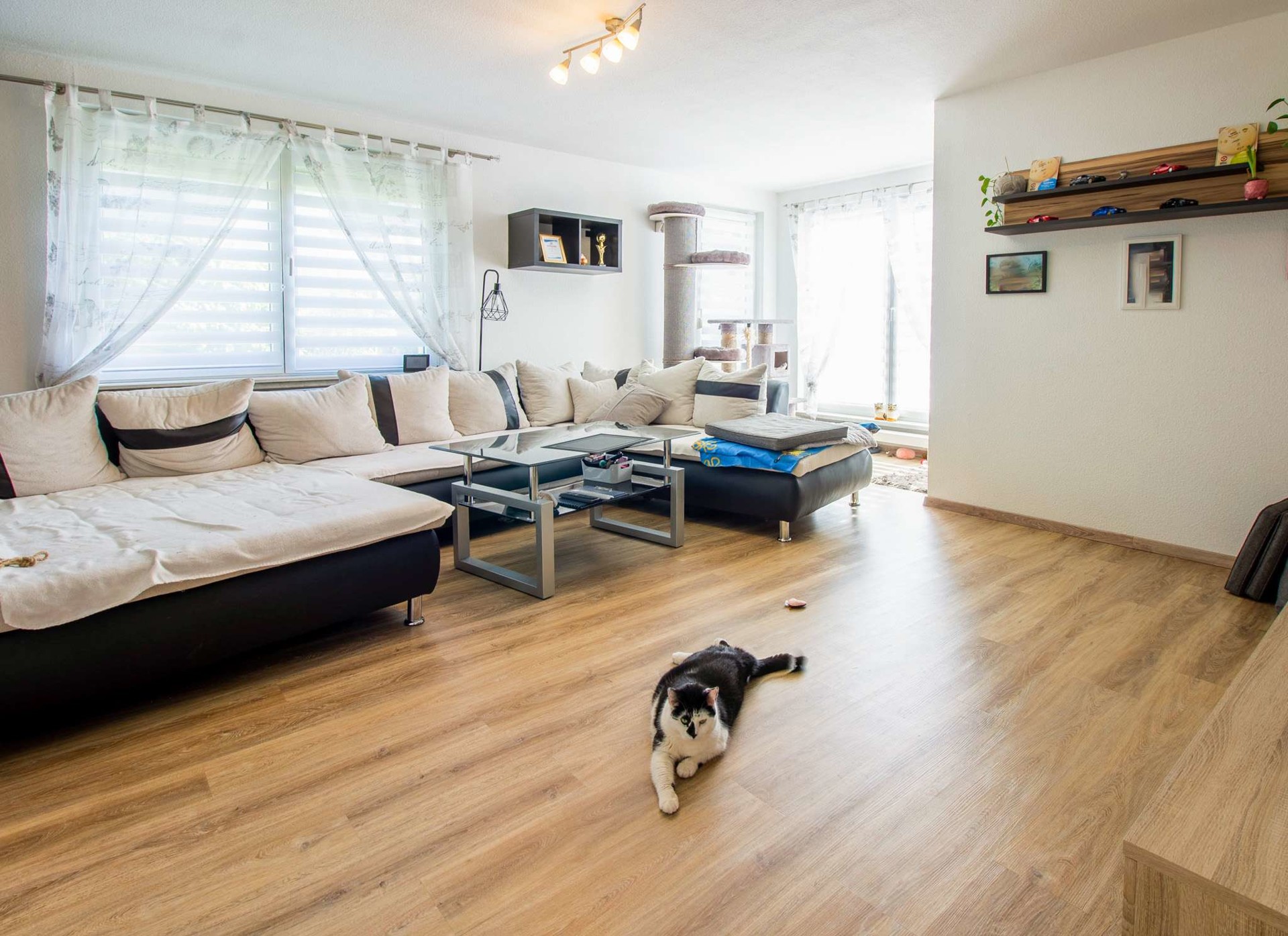 Gepflegte 2-Zimmer-Wohnung mit Terrasse – Ihr stilvolles Zuhause in grüner Umgebung! - Wohnzimmer