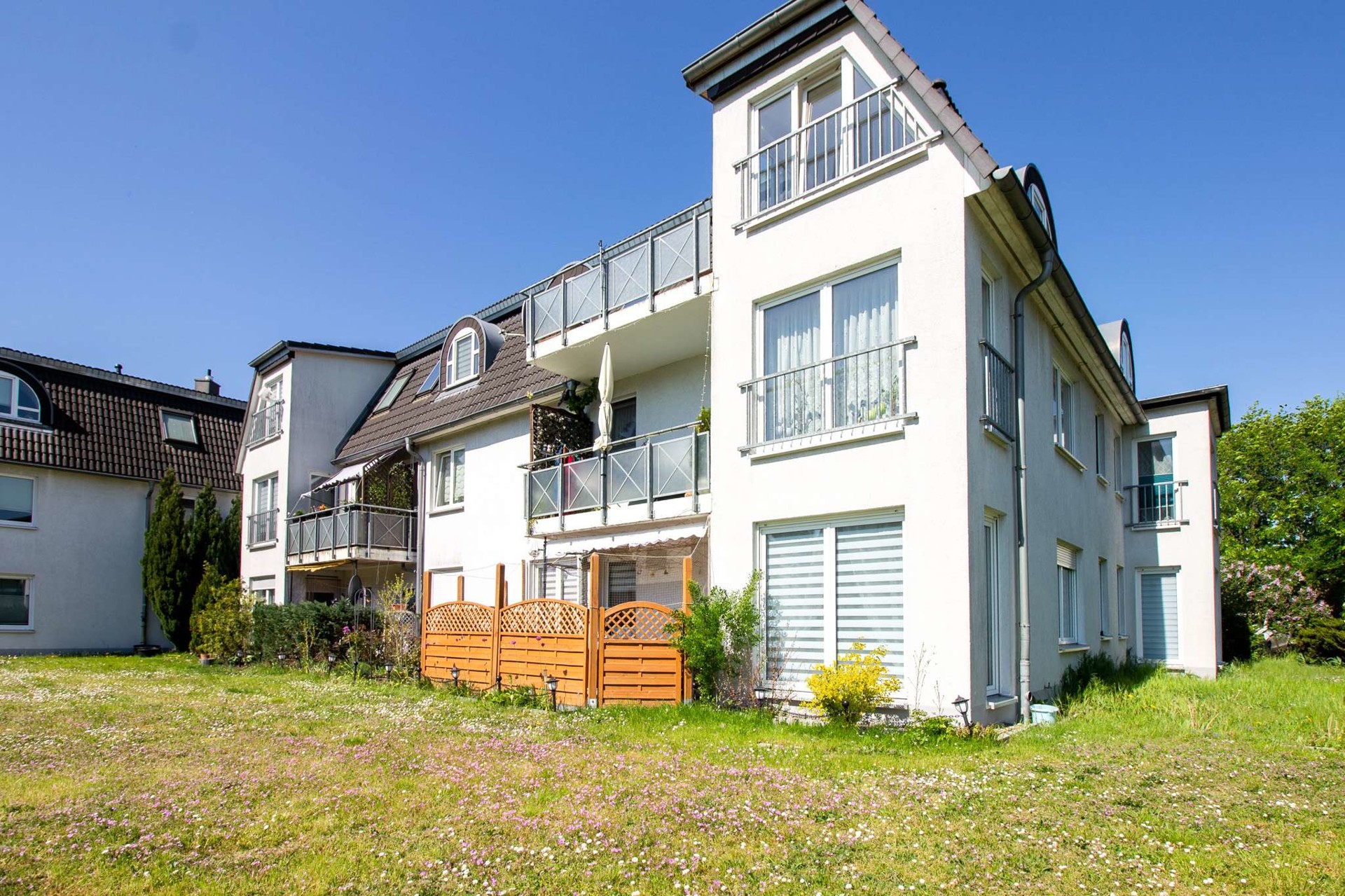 Gepflegte 2-Zimmer-Wohnung mit Terrasse – Ihr stilvolles Zuhause in grüner Umgebung! - Außenansicht