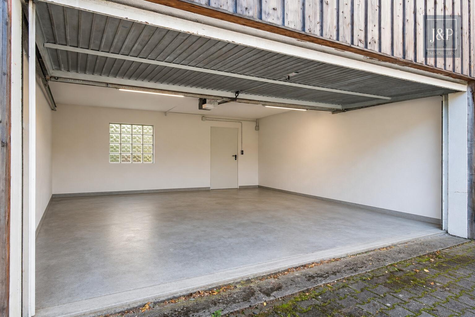 Sonniges Grundstück mit altem Baumbestand auf der Hegewiese. Altbestand vorhanden. - Garage KI überarbeitet