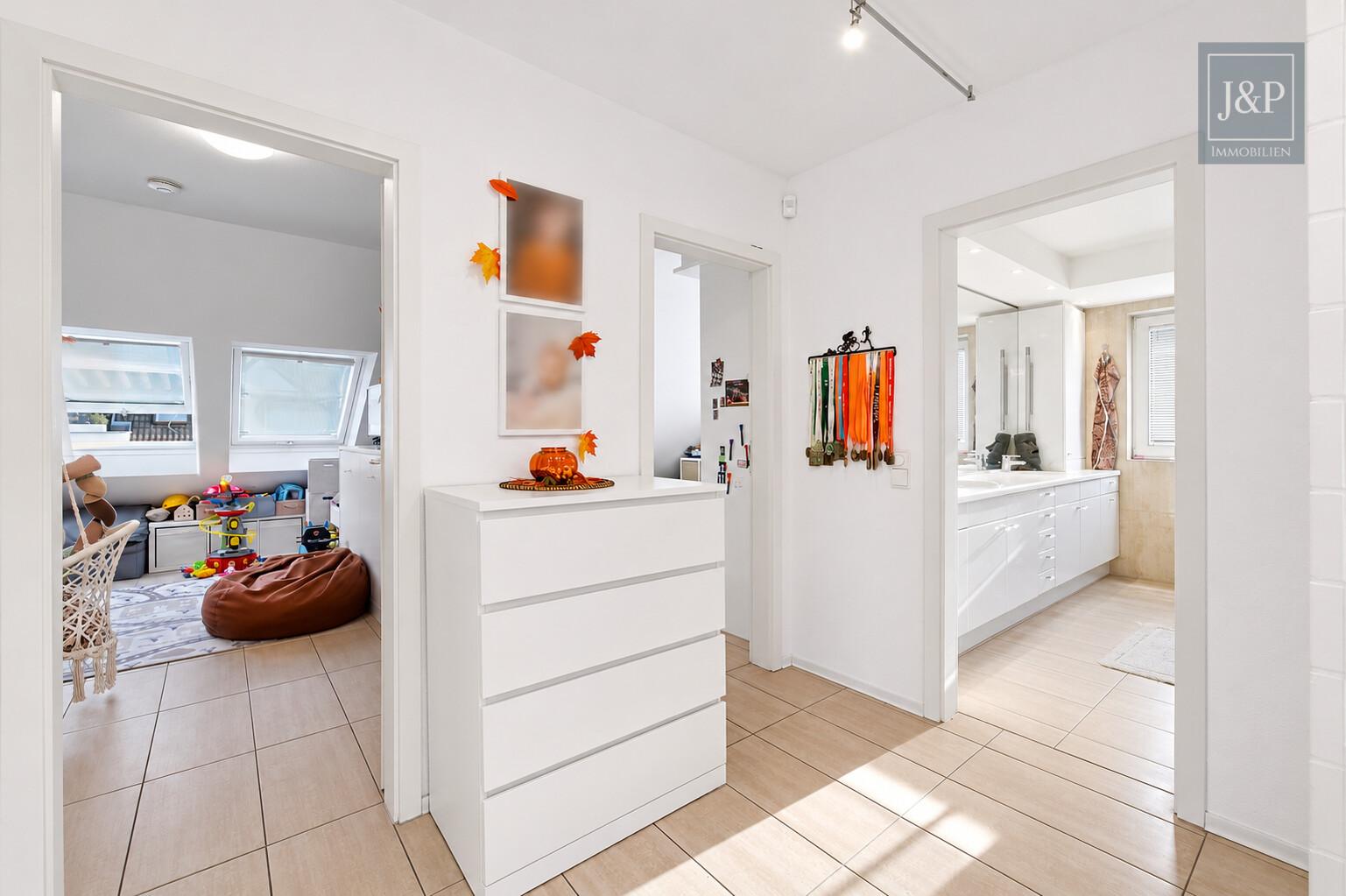 Exklusive Maisonette mit Weitblick und einzigartiger Architektur im Herzen von Kriftel - Flurbereich