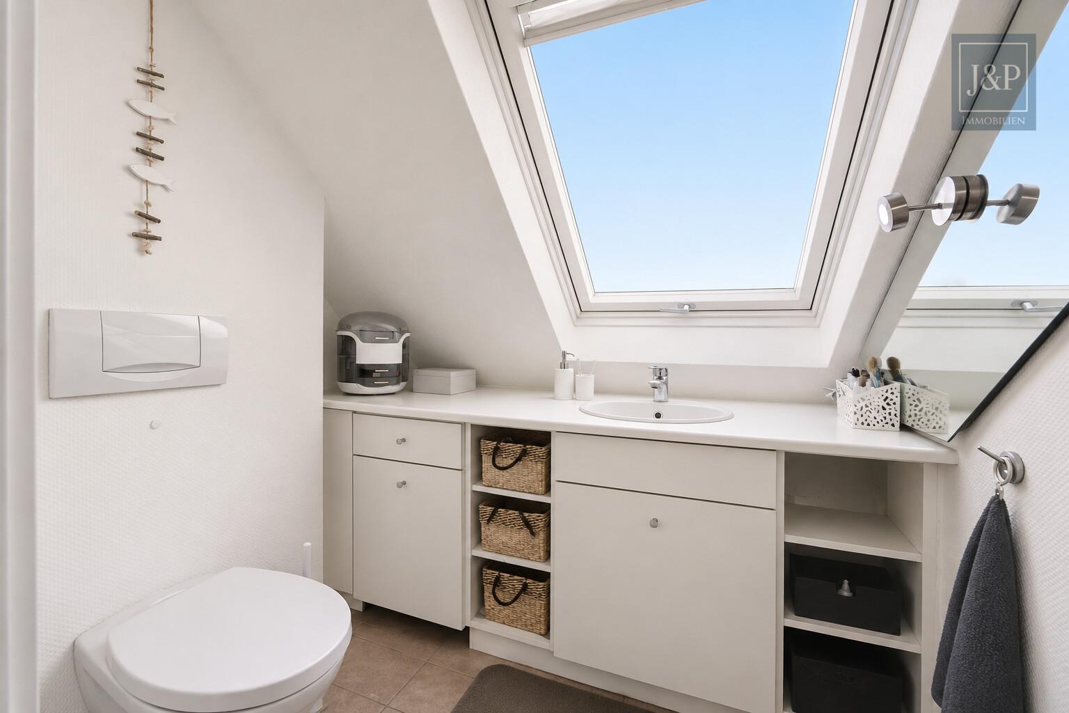 Exklusive Maisonette mit Weitblick und einzigartiger Architektur im Herzen von Kriftel - Helles, aufgeräumtes Dachbad mit Oberlicht