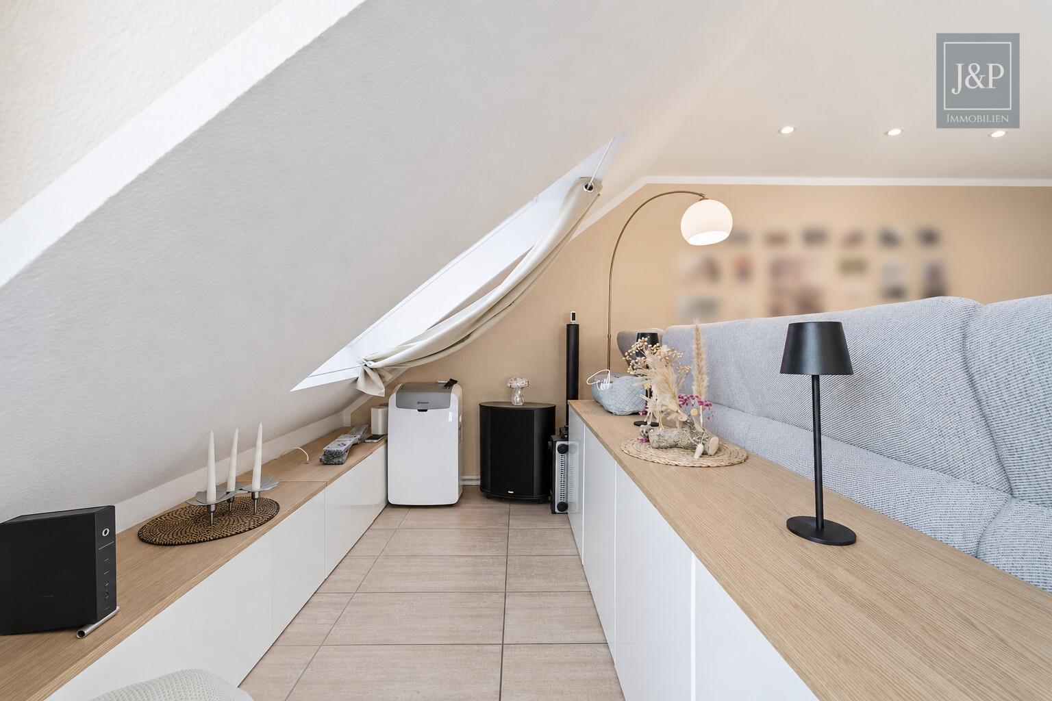 Exklusive Maisonette mit Weitblick und einzigartiger Architektur im Herzen von Kriftel - Wohnbereich
